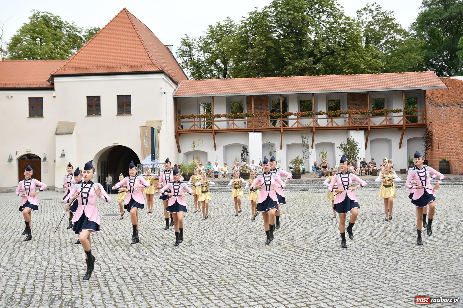 Zdjęcie w galerii na portalu naszraciborz.pl: Pytanie na Śniadanie TVP w Raciborzu. Na Rynku, na zamku, w grodzie i arboretum [FOTO] wiadomości z regionu