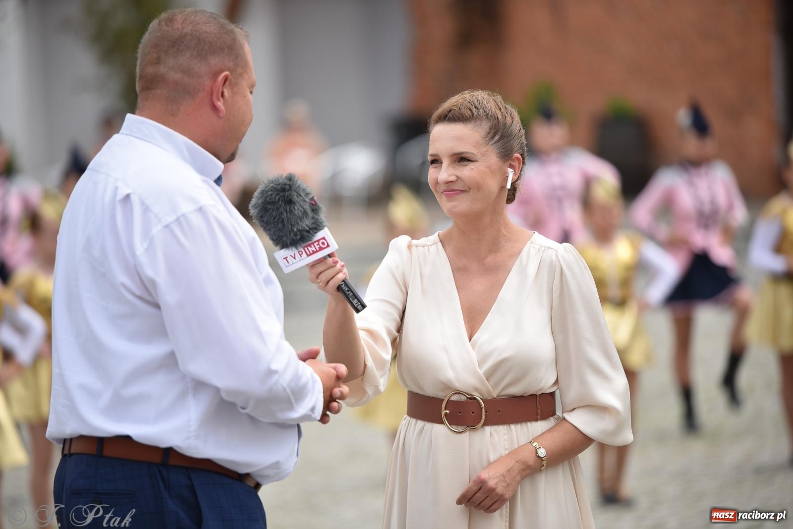 Zdjęcie w galerii na portalu naszraciborz.pl: Pytanie na Śniadanie TVP w Raciborzu. Na Rynku, na zamku, w grodzie i arboretum [FOTO] wiadomości z regionu