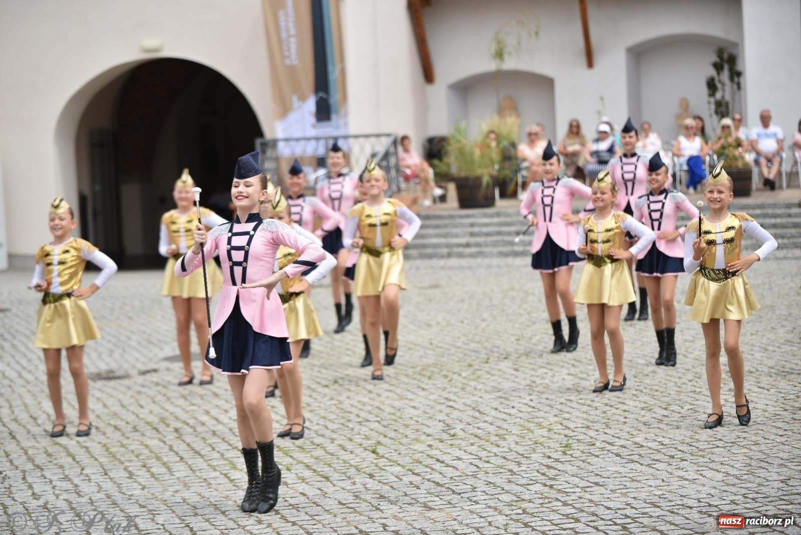 Zdjęcie w galerii na portalu naszraciborz.pl: Pytanie na Śniadanie TVP w Raciborzu. Na Rynku, na zamku, w grodzie i arboretum [FOTO] wiadomości z regionu