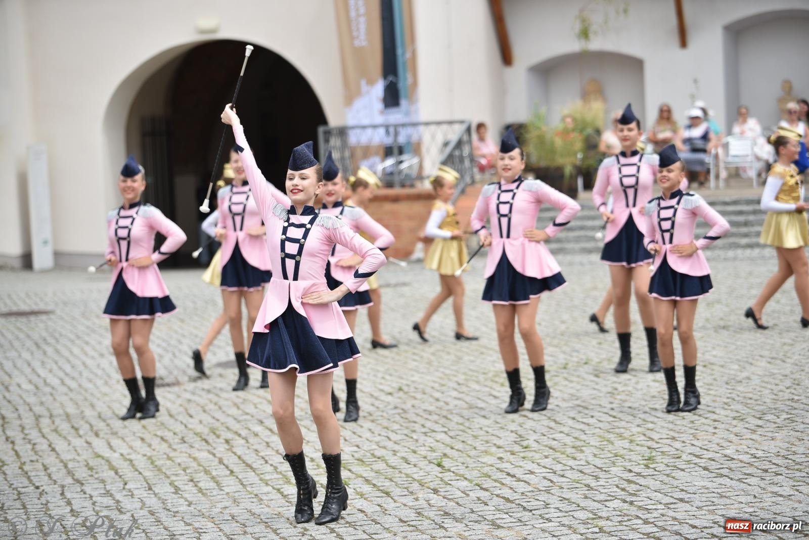 Zdjęcie w galerii na portalu naszraciborz.pl: Pytanie na Śniadanie TVP w Raciborzu. Na Rynku, na zamku, w grodzie i arboretum [FOTO] wiadomości z regionu