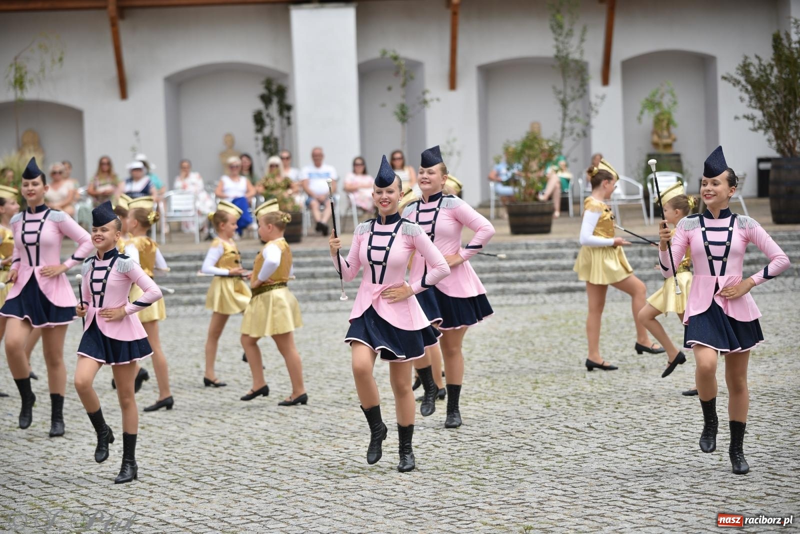 Zdjęcie w galerii na portalu naszraciborz.pl: Pytanie na Śniadanie TVP w Raciborzu. Na Rynku, na zamku, w grodzie i arboretum [FOTO] wiadomości z regionu