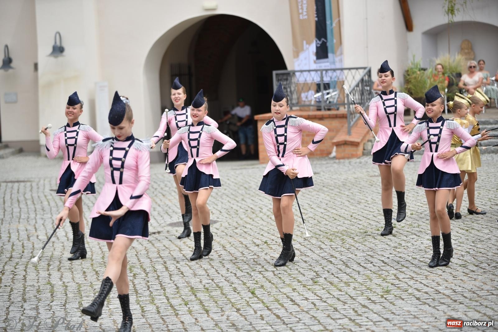 Zdjęcie w galerii na portalu naszraciborz.pl: Pytanie na Śniadanie TVP w Raciborzu. Na Rynku, na zamku, w grodzie i arboretum [FOTO] wiadomości z regionu