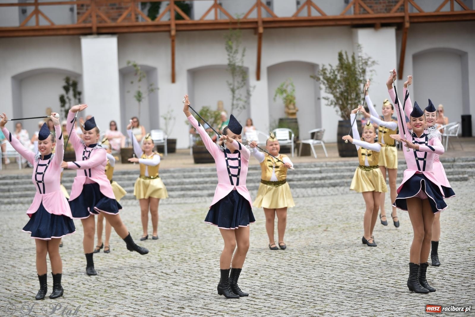 Zdjęcie w galerii na portalu naszraciborz.pl: Pytanie na Śniadanie TVP w Raciborzu. Na Rynku, na zamku, w grodzie i arboretum [FOTO] wiadomości z regionu