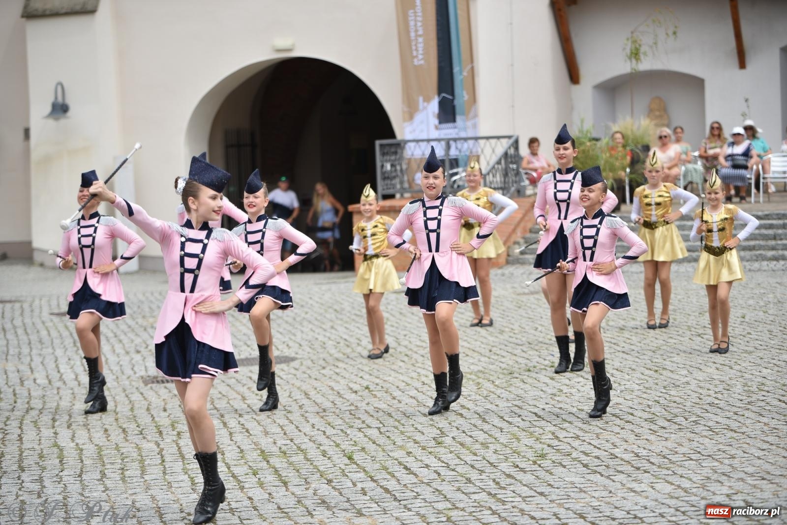Zdjęcie w galerii na portalu naszraciborz.pl: Pytanie na Śniadanie TVP w Raciborzu. Na Rynku, na zamku, w grodzie i arboretum [FOTO] wiadomości z regionu