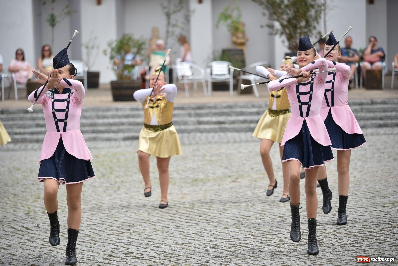 Zdjęcie w galerii na portalu naszraciborz.pl: Pytanie na Śniadanie TVP w Raciborzu. Na Rynku, na zamku, w grodzie i arboretum [FOTO] wiadomości z regionu