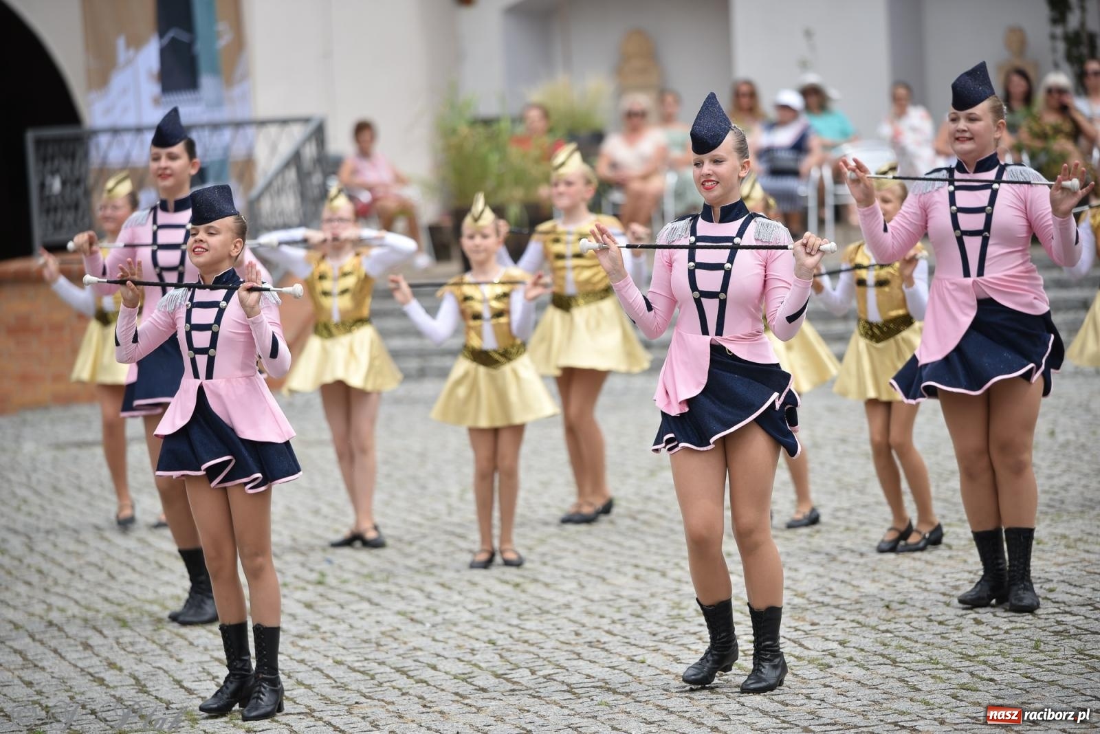 Zdjęcie w galerii na portalu naszraciborz.pl: Pytanie na Śniadanie TVP w Raciborzu. Na Rynku, na zamku, w grodzie i arboretum [FOTO] wiadomości z regionu