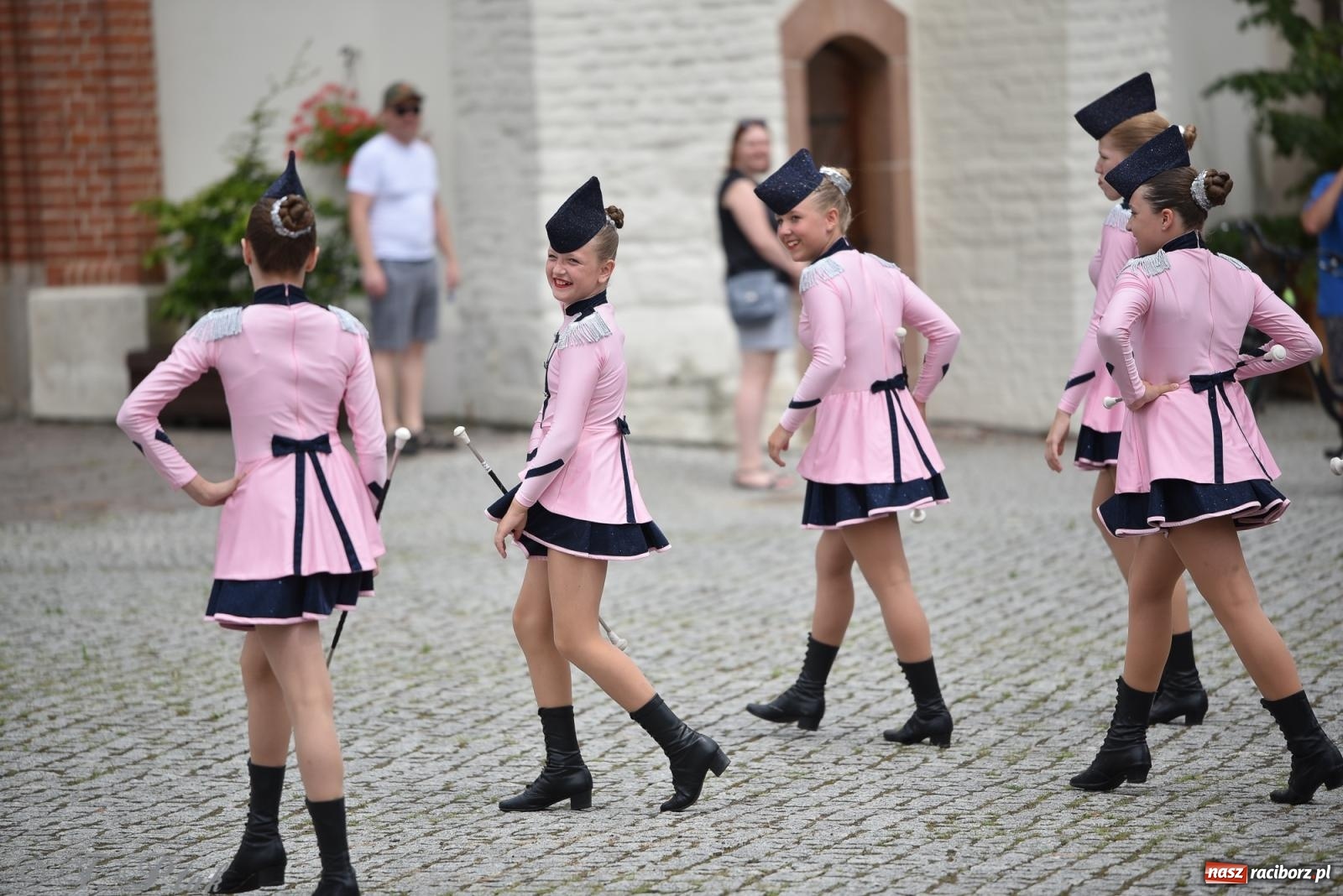 Zdjęcie w galerii na portalu naszraciborz.pl: Pytanie na Śniadanie TVP w Raciborzu. Na Rynku, na zamku, w grodzie i arboretum [FOTO] wiadomości z regionu