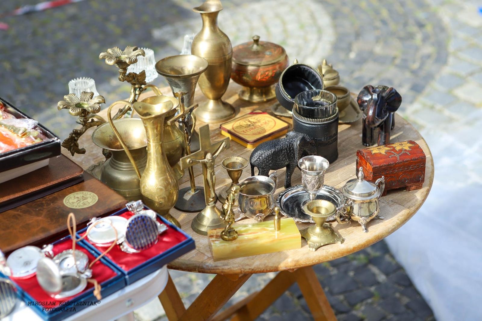 Zdjęcie w galerii na portalu naszraciborz.pl: Raciborski targ staroci ze studiem TVP w tle wiadomości z regionu