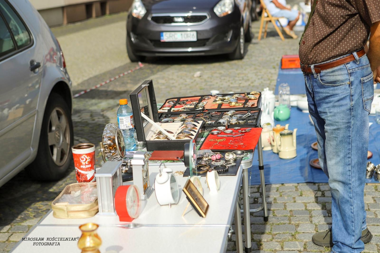 Zdjęcie w galerii na portalu naszraciborz.pl: Raciborski targ staroci ze studiem TVP w tle wiadomości z regionu