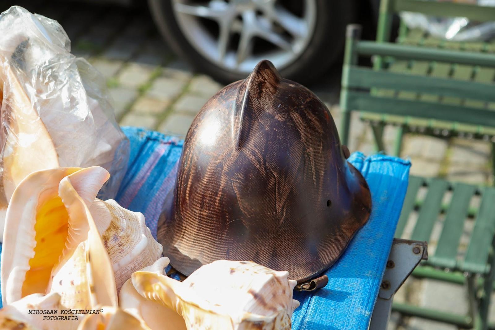 Zdjęcie w galerii na portalu naszraciborz.pl: Raciborski targ staroci ze studiem TVP w tle wiadomości z regionu