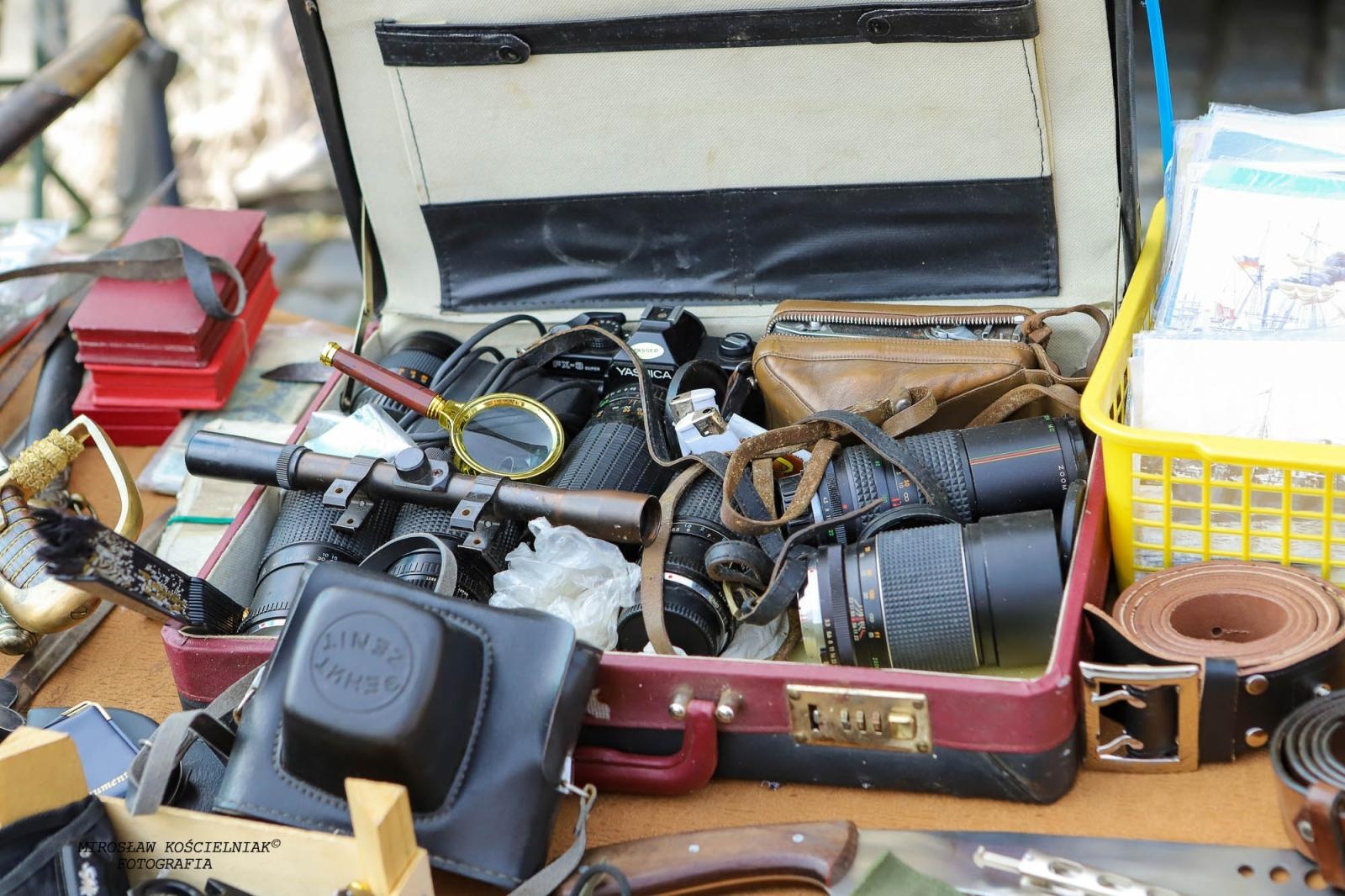 Zdjęcie w galerii na portalu naszraciborz.pl: Raciborski targ staroci ze studiem TVP w tle wiadomości z regionu