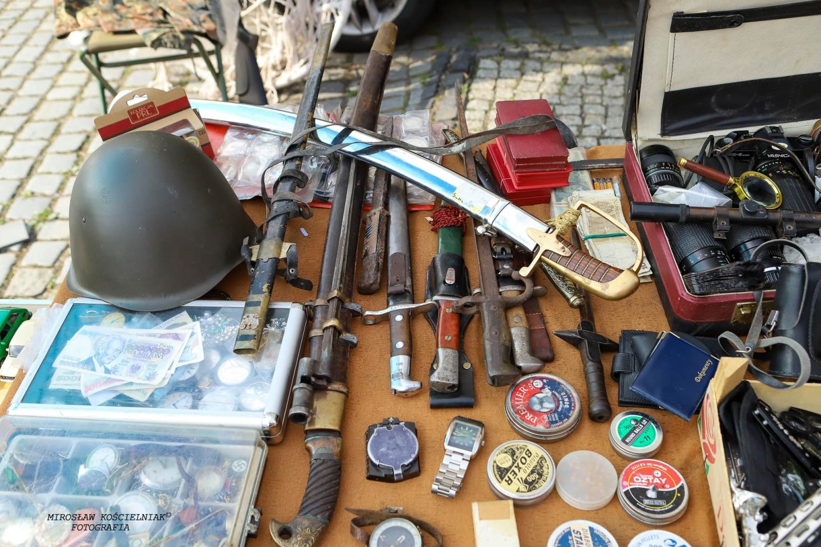 Zdjęcie w galerii na portalu naszraciborz.pl: Raciborski targ staroci ze studiem TVP w tle wiadomości z regionu