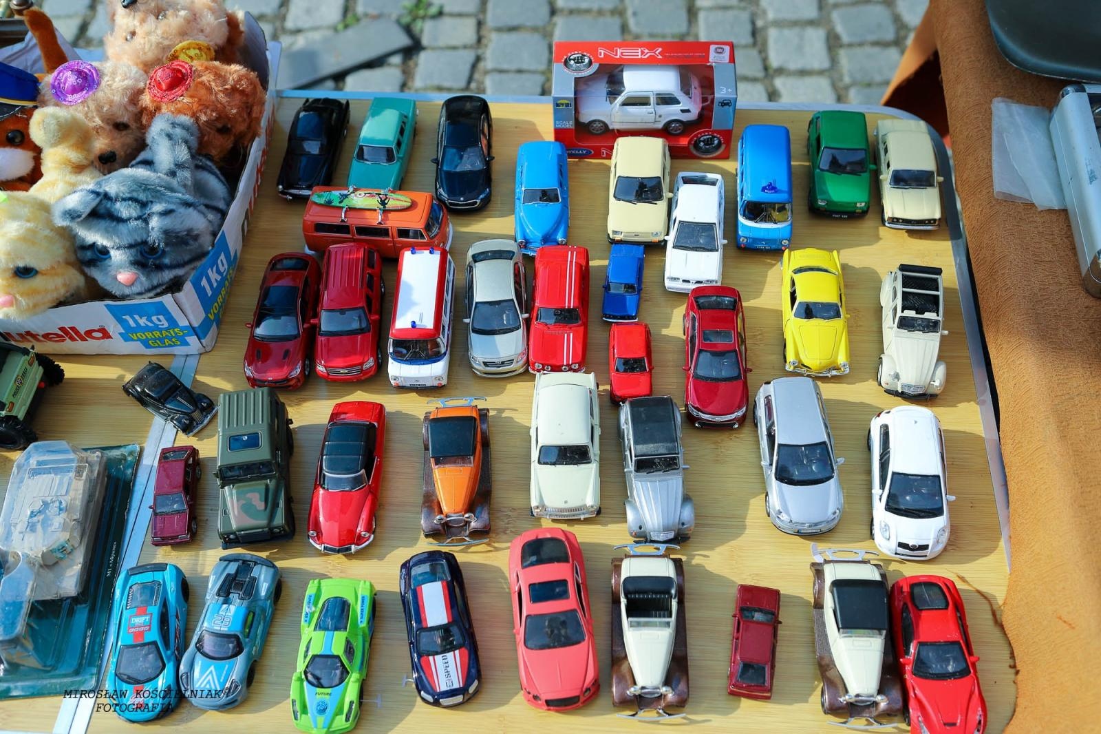 Zdjęcie w galerii na portalu naszraciborz.pl: Raciborski targ staroci ze studiem TVP w tle wiadomości z regionu