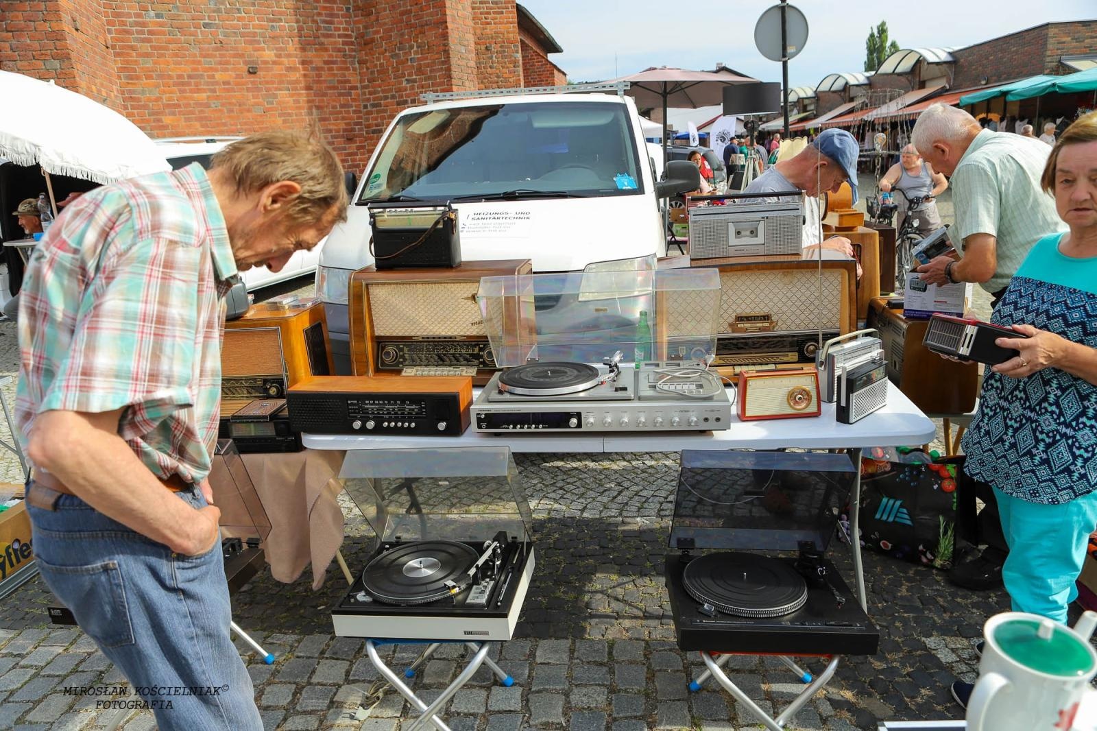 Zdjęcie w galerii na portalu naszraciborz.pl: Raciborski targ staroci ze studiem TVP w tle wiadomości z regionu