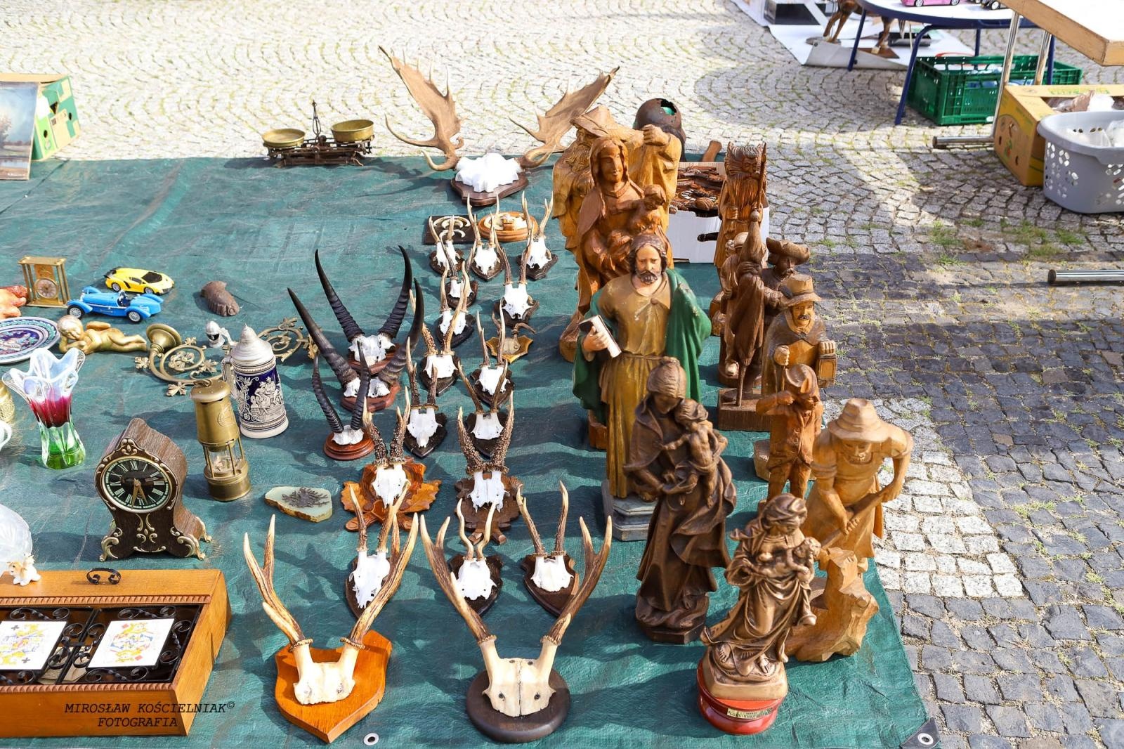 Zdjęcie w galerii na portalu naszraciborz.pl: Raciborski targ staroci ze studiem TVP w tle wiadomości z regionu