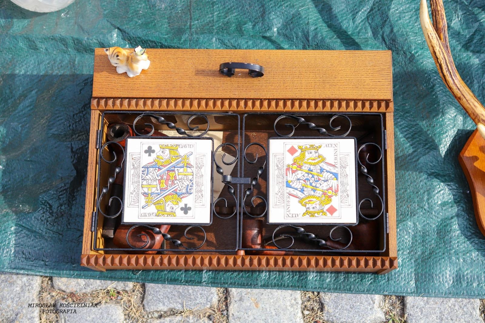 Zdjęcie w galerii na portalu naszraciborz.pl: Raciborski targ staroci ze studiem TVP w tle wiadomości z regionu