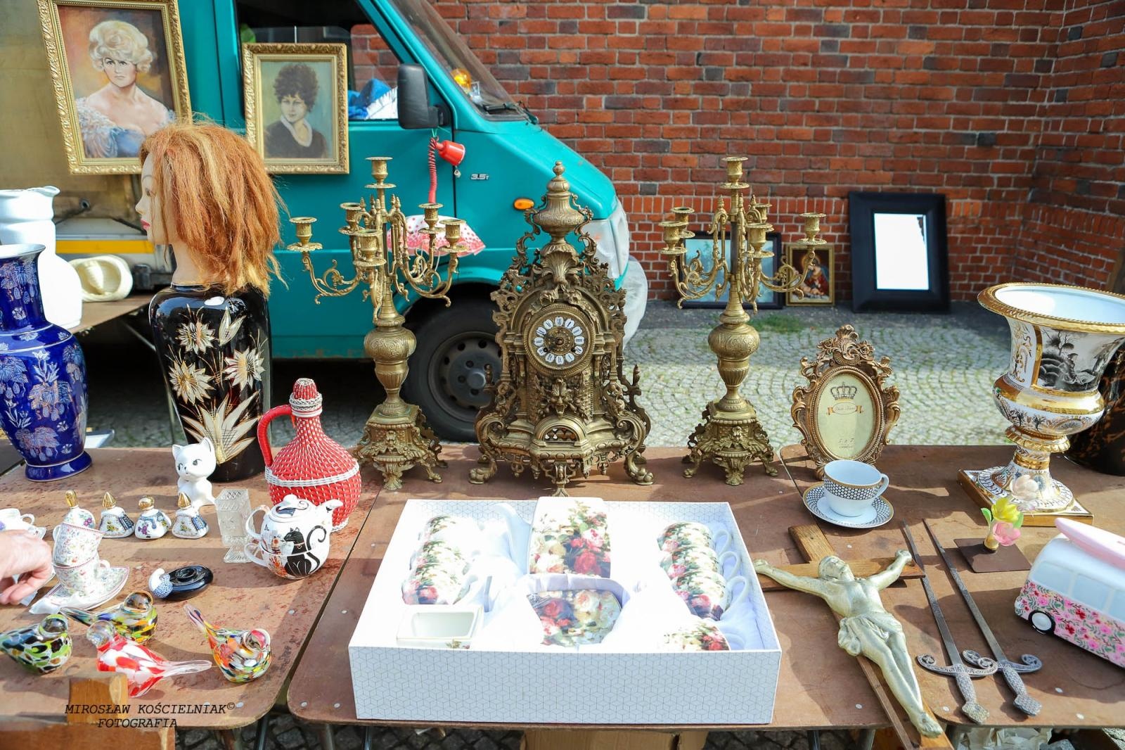 Zdjęcie w galerii na portalu naszraciborz.pl: Raciborski targ staroci ze studiem TVP w tle wiadomości z regionu