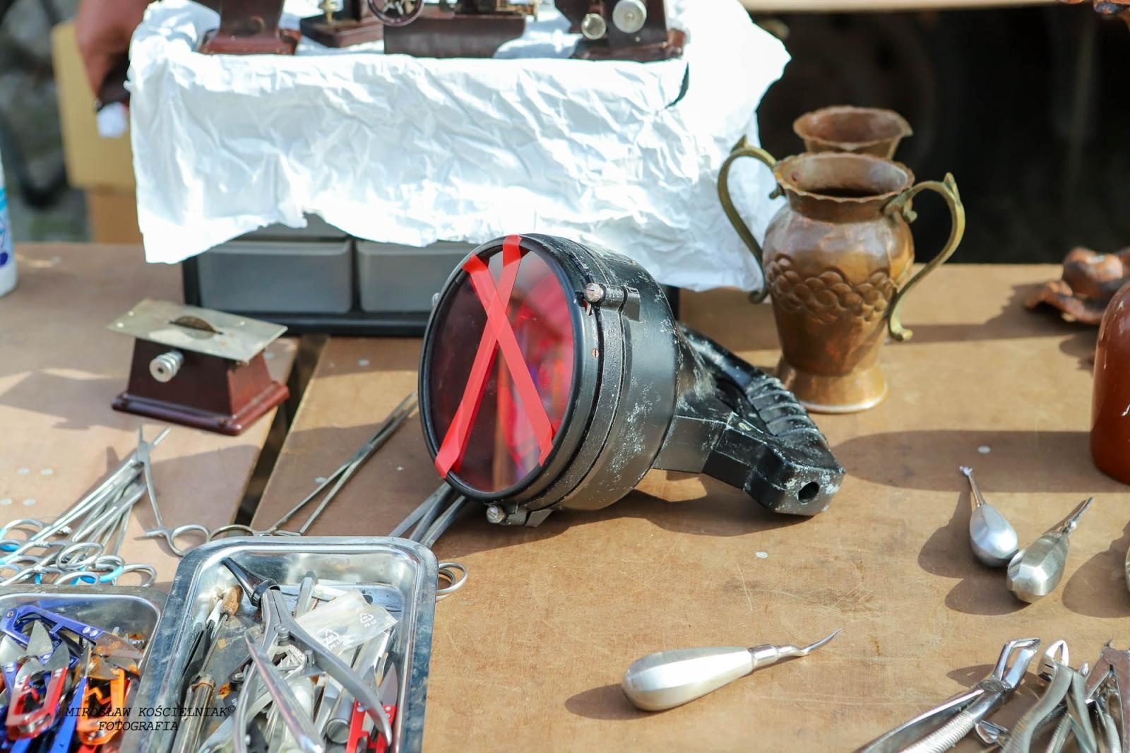 Zdjęcie w galerii na portalu naszraciborz.pl: Raciborski targ staroci ze studiem TVP w tle wiadomości z regionu