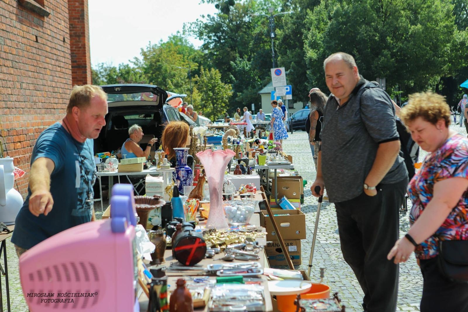 Zdjęcie w galerii na portalu naszraciborz.pl: Raciborski targ staroci ze studiem TVP w tle wiadomości z regionu