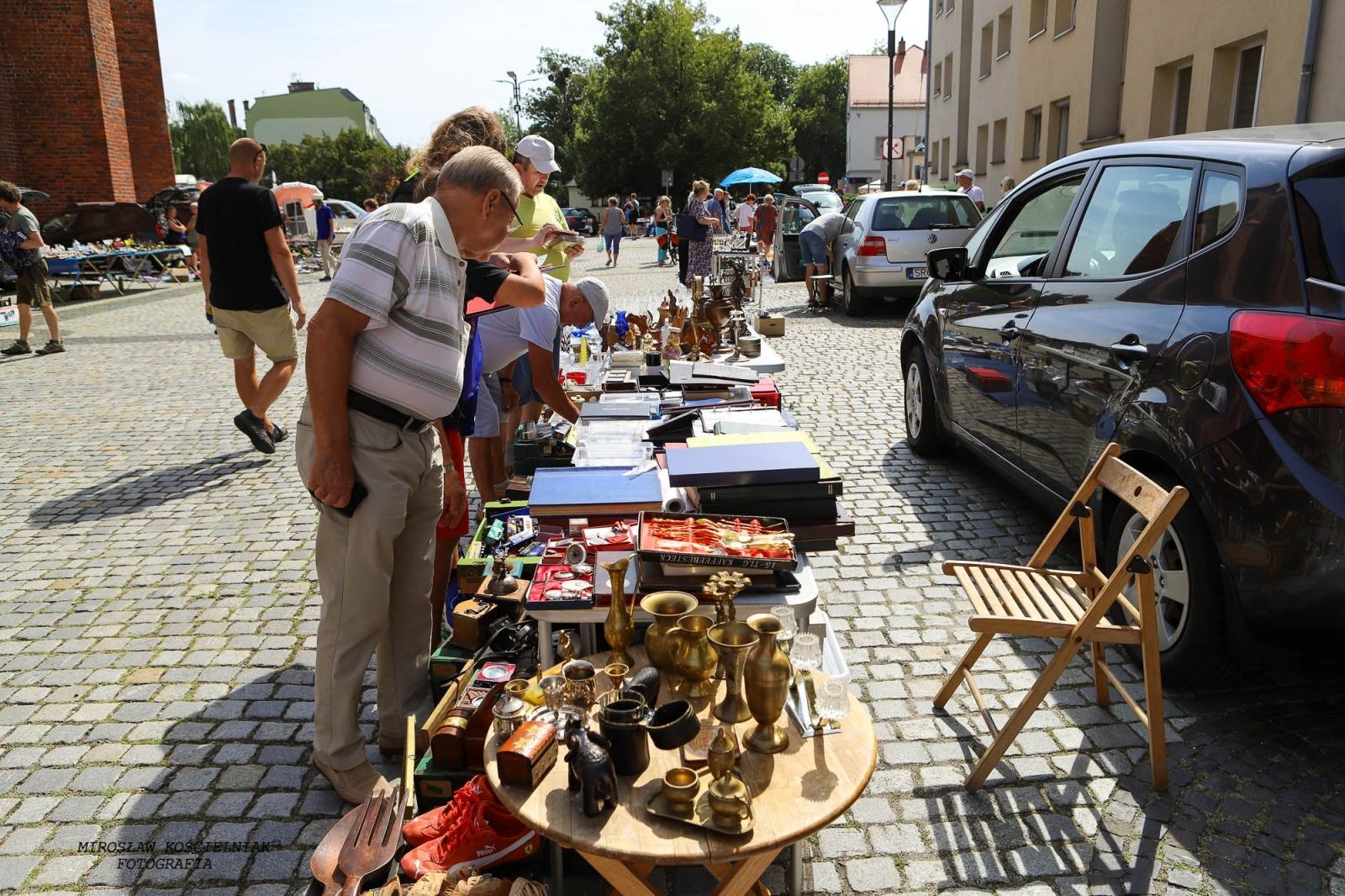 Zdjęcie w galerii na portalu naszraciborz.pl: Raciborski targ staroci ze studiem TVP w tle wiadomości z regionu