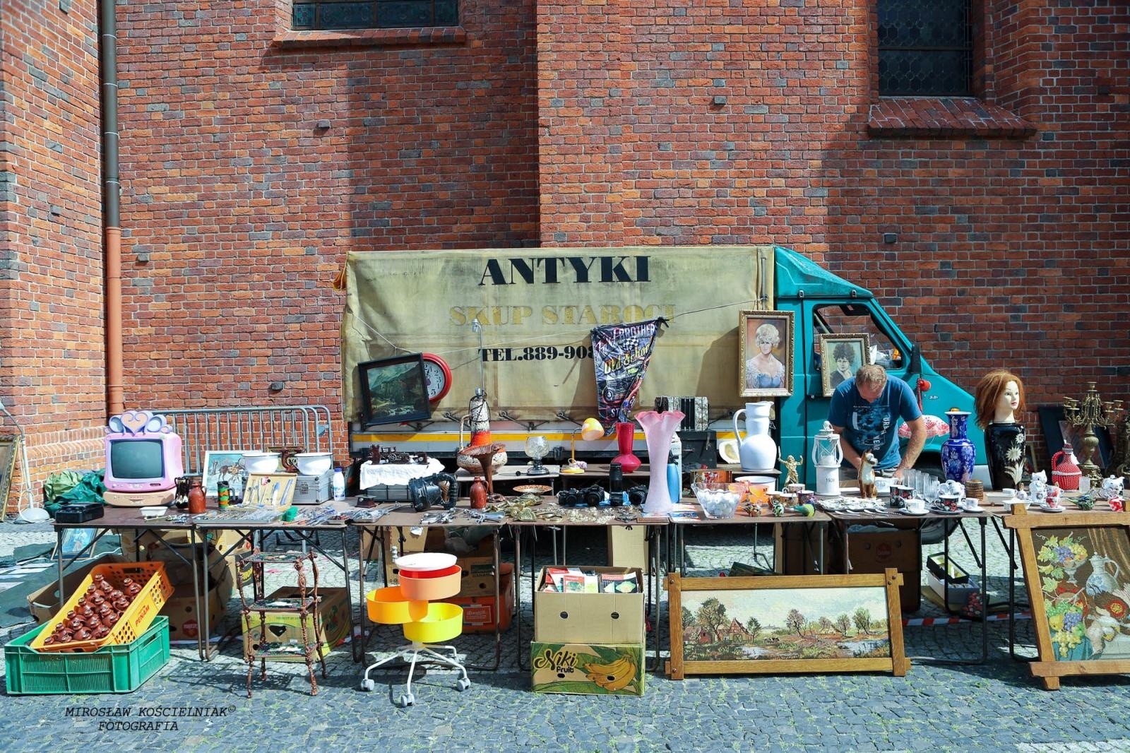 Zdjęcie w galerii na portalu naszraciborz.pl: Raciborski targ staroci ze studiem TVP w tle wiadomości z regionu