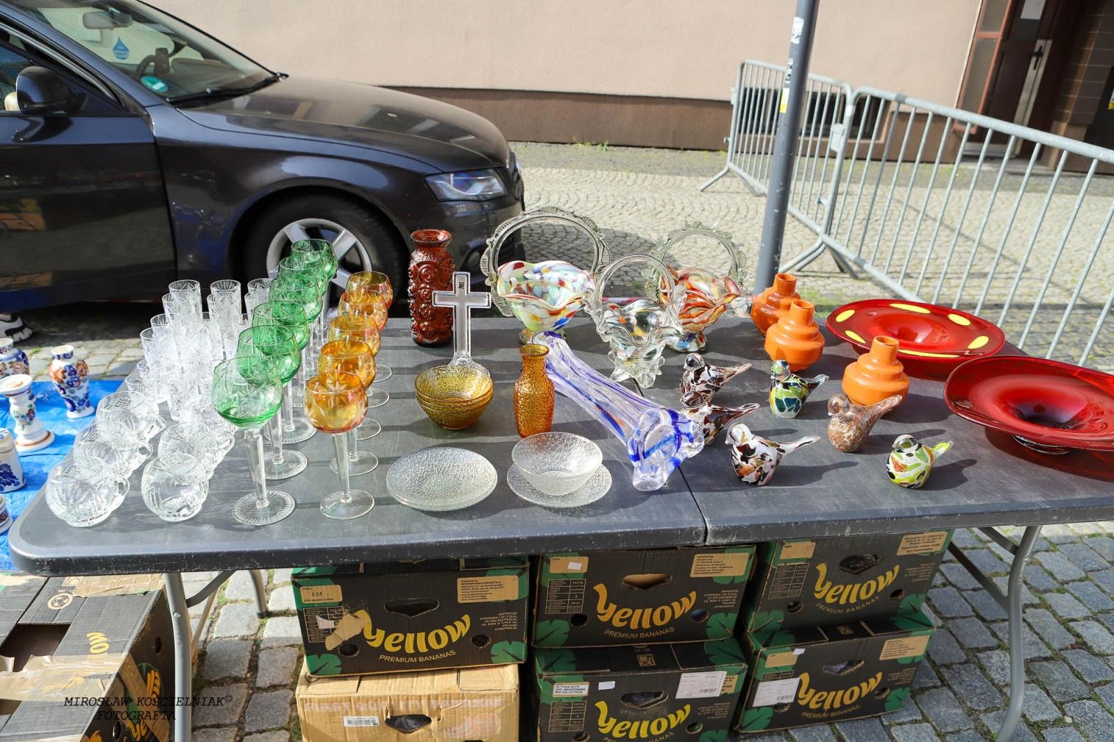 Zdjęcie w galerii na portalu naszraciborz.pl: Raciborski targ staroci ze studiem TVP w tle wiadomości z regionu