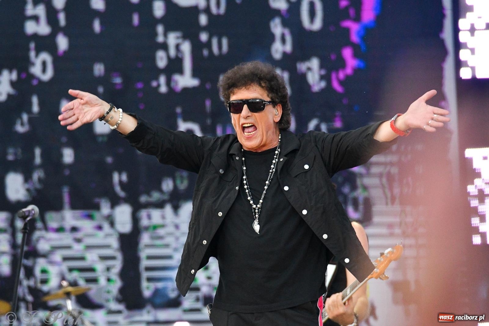 Zdjęcie w galerii na portalu naszraciborz.pl: Wielkie show Telewizji Polskiej w Raciborzu. Te gwiazdy rozgrzały publiczność wiadomości z regionu