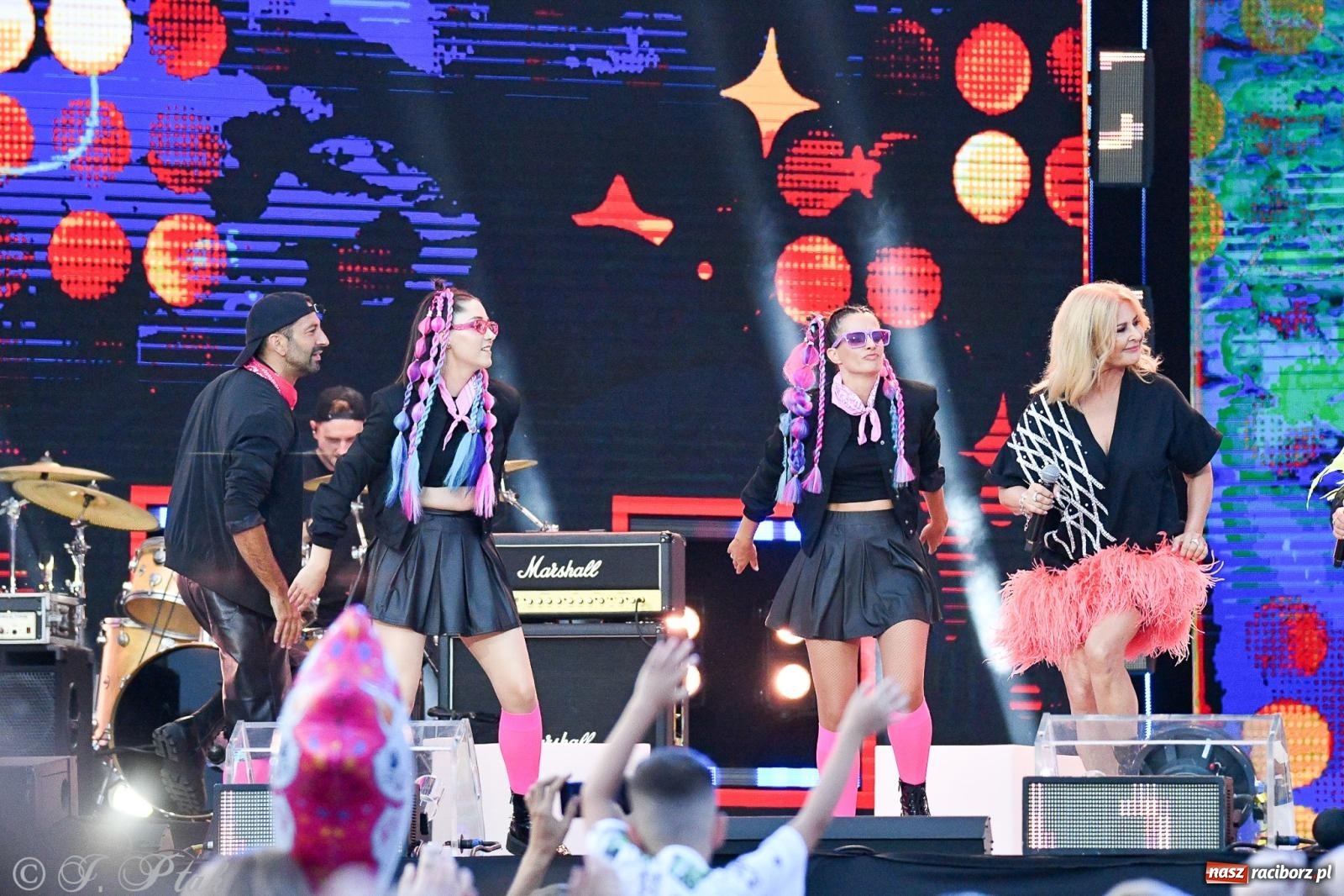 Zdjęcie w galerii na portalu naszraciborz.pl: Wielkie show Telewizji Polskiej w Raciborzu. Te gwiazdy rozgrzały publiczność wiadomości z regionu