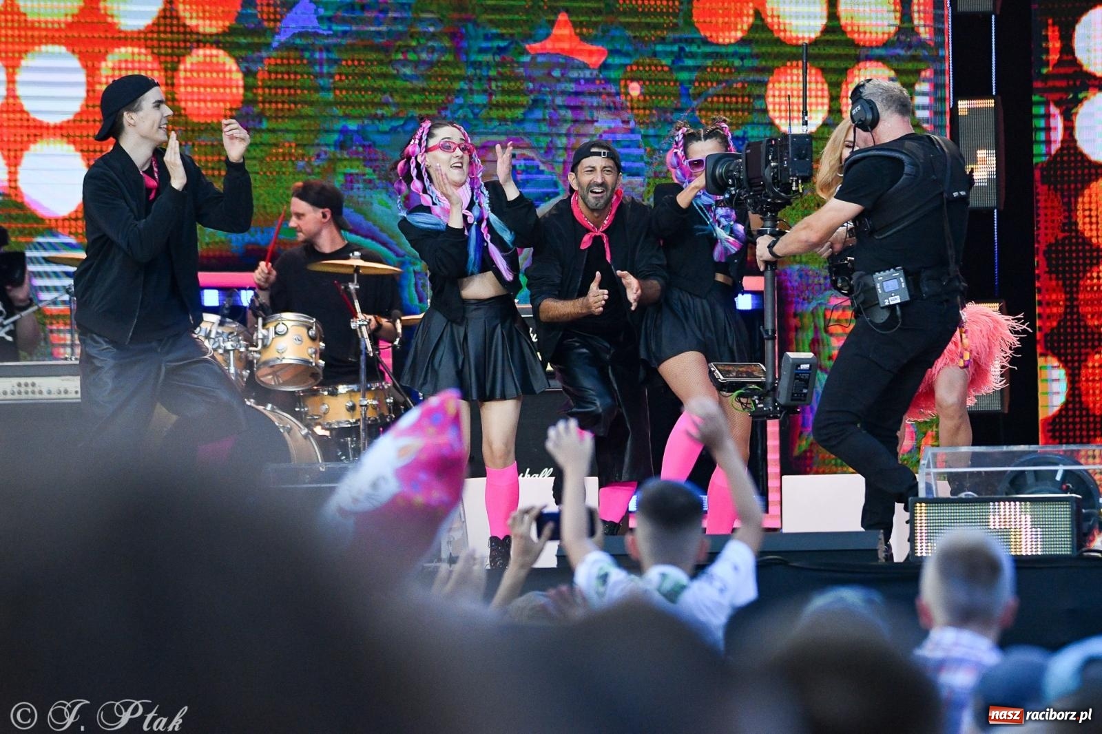 Zdjęcie w galerii na portalu naszraciborz.pl: Wielkie show Telewizji Polskiej w Raciborzu. Te gwiazdy rozgrzały publiczność wiadomości z regionu