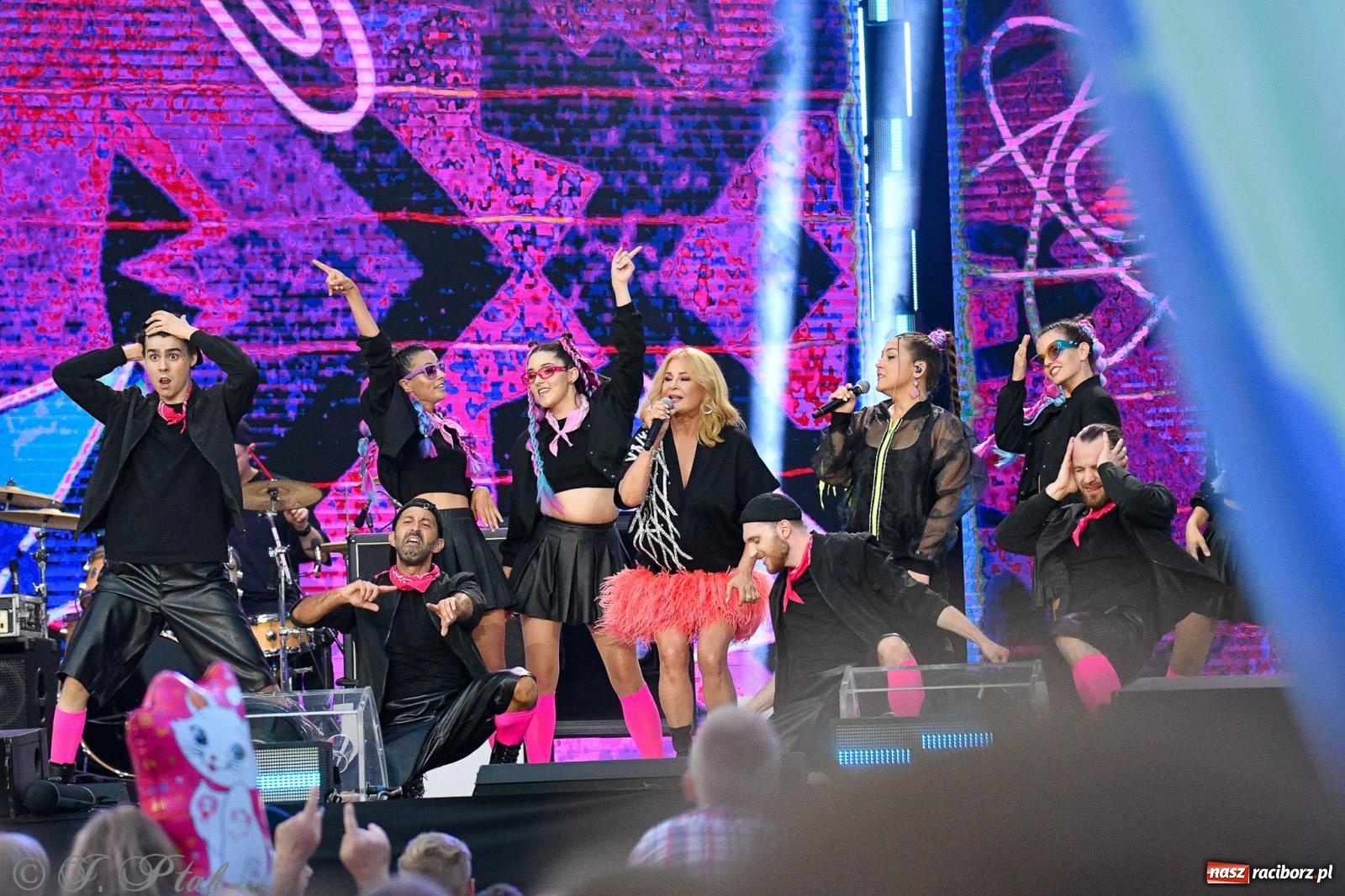 Zdjęcie w galerii na portalu naszraciborz.pl: Wielkie show Telewizji Polskiej w Raciborzu. Te gwiazdy rozgrzały publiczność wiadomości z regionu