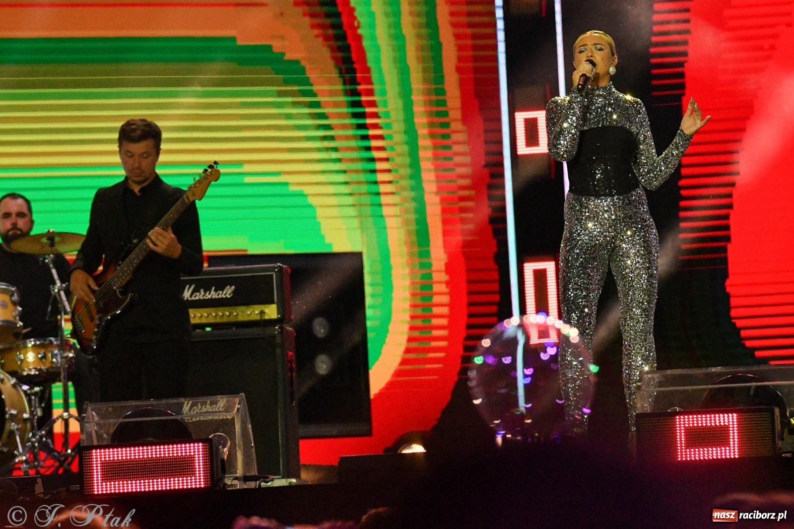 Zdjęcie w galerii na portalu naszraciborz.pl: Wielkie show Telewizji Polskiej w Raciborzu. Te gwiazdy rozgrzały publiczność wiadomości z regionu