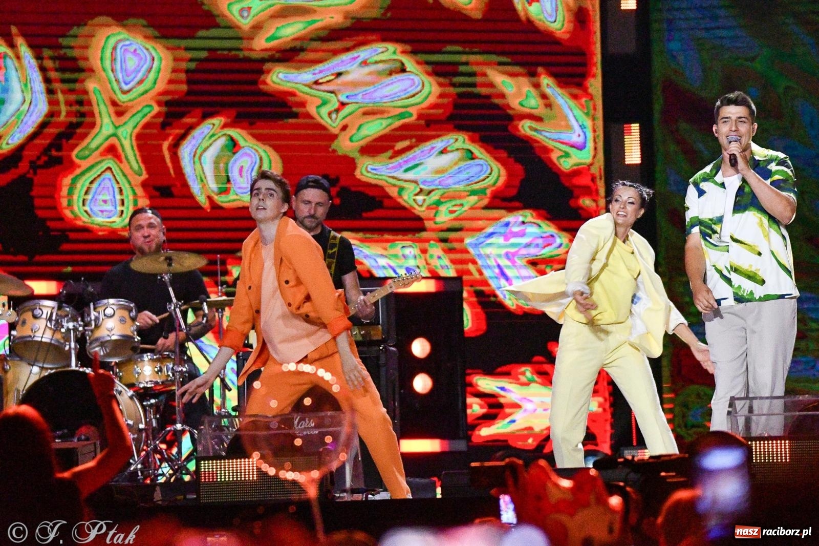 Zdjęcie w galerii na portalu naszraciborz.pl: Wielkie show Telewizji Polskiej w Raciborzu. Te gwiazdy rozgrzały publiczność wiadomości z regionu