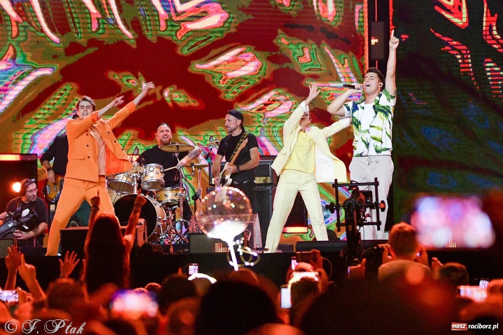 Zdjęcie w galerii na portalu naszraciborz.pl: Wielkie show Telewizji Polskiej w Raciborzu. Te gwiazdy rozgrzały publiczność wiadomości z regionu