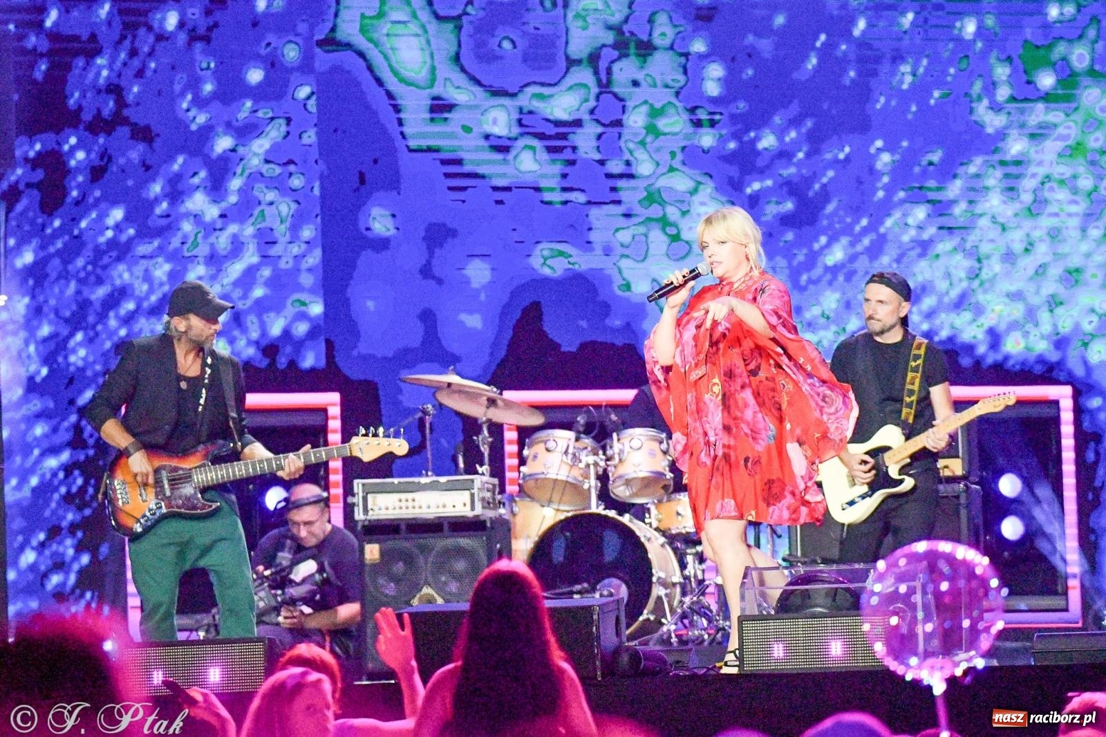 Zdjęcie w galerii na portalu naszraciborz.pl: Wielkie show Telewizji Polskiej w Raciborzu. Te gwiazdy rozgrzały publiczność wiadomości z regionu