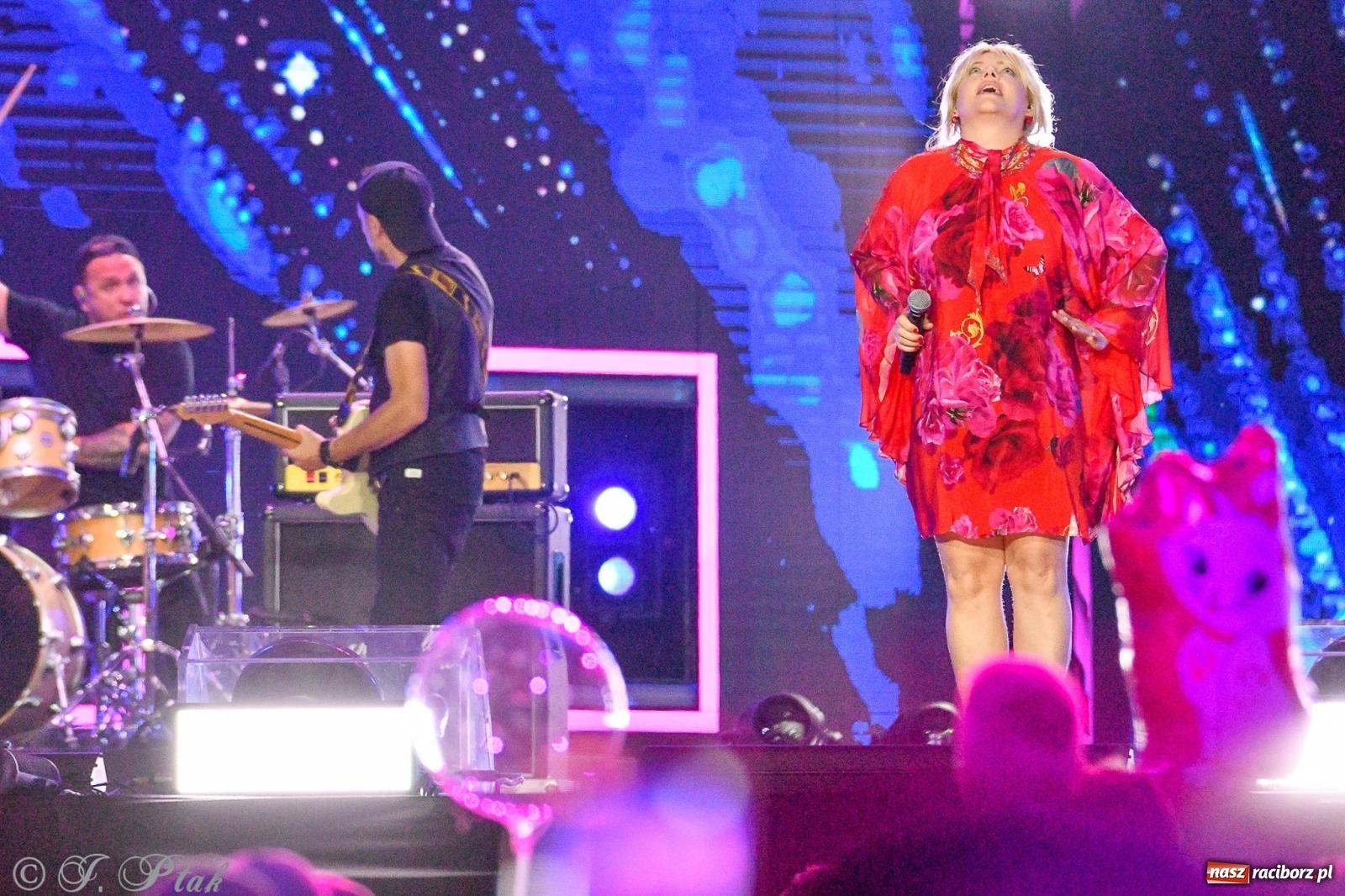 Zdjęcie w galerii na portalu naszraciborz.pl: Wielkie show Telewizji Polskiej w Raciborzu. Te gwiazdy rozgrzały publiczność wiadomości z regionu