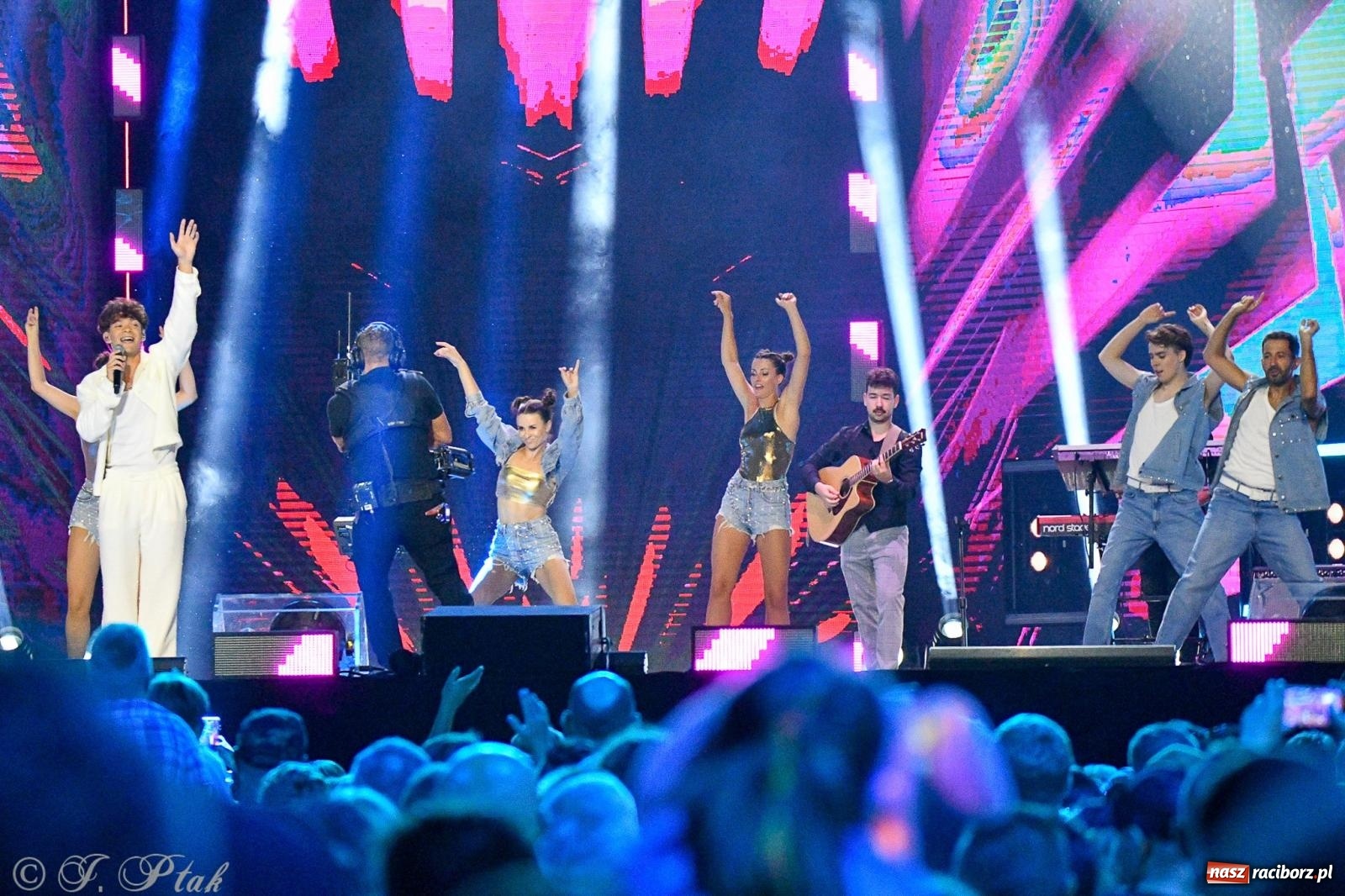 Zdjęcie w galerii na portalu naszraciborz.pl: Wielkie show Telewizji Polskiej w Raciborzu. Te gwiazdy rozgrzały publiczność wiadomości z regionu