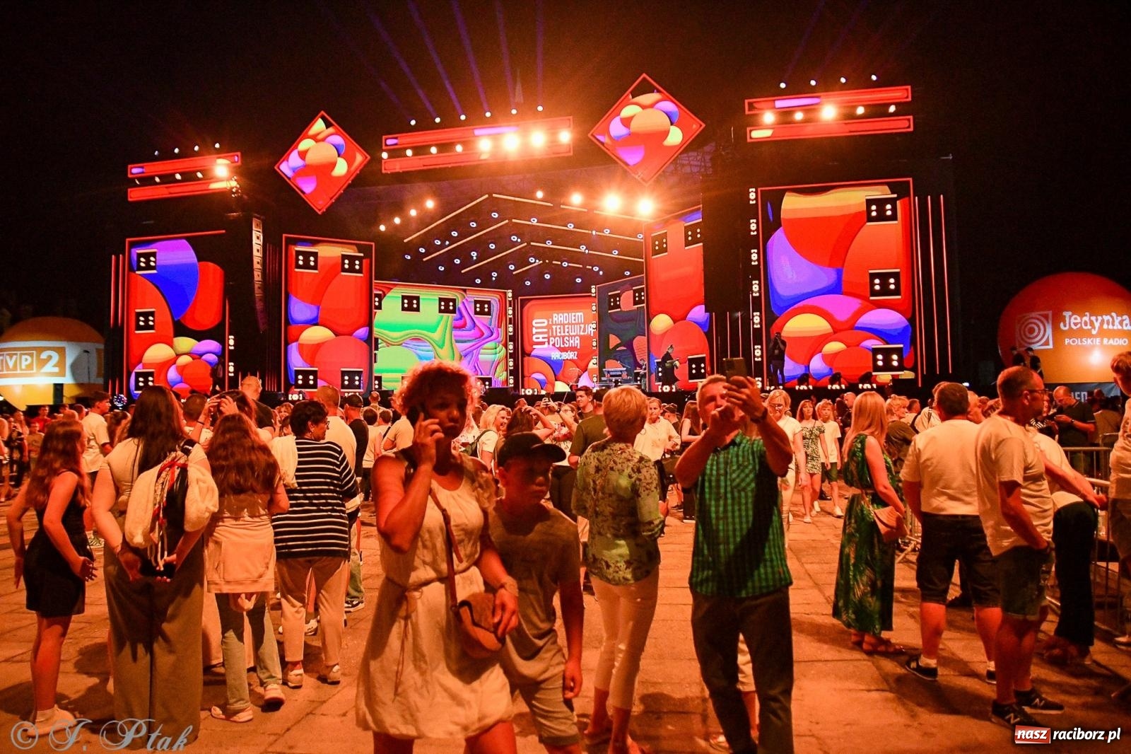 Zdjęcie w galerii na portalu naszraciborz.pl: Wielkie show Telewizji Polskiej w Raciborzu. Te gwiazdy rozgrzały publiczność wiadomości z regionu