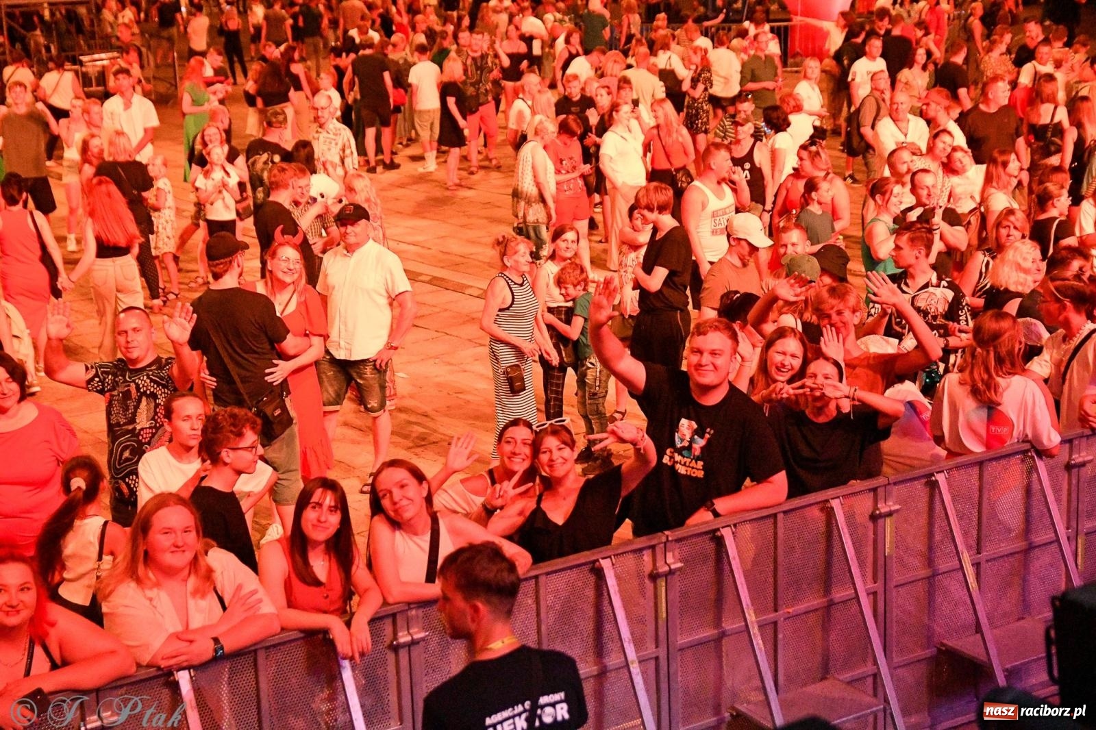 Zdjęcie w galerii na portalu naszraciborz.pl: Wielkie show Telewizji Polskiej w Raciborzu. Te gwiazdy rozgrzały publiczność wiadomości z regionu