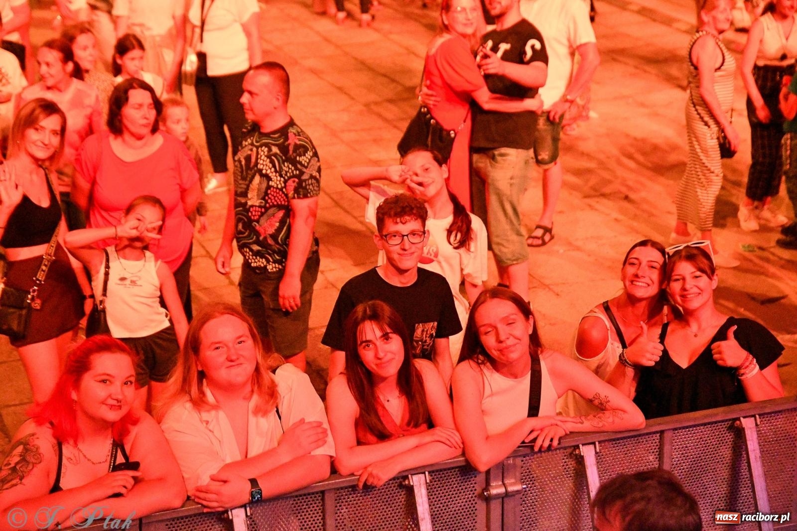 Zdjęcie w galerii na portalu naszraciborz.pl: Wielkie show Telewizji Polskiej w Raciborzu. Te gwiazdy rozgrzały publiczność wiadomości z regionu