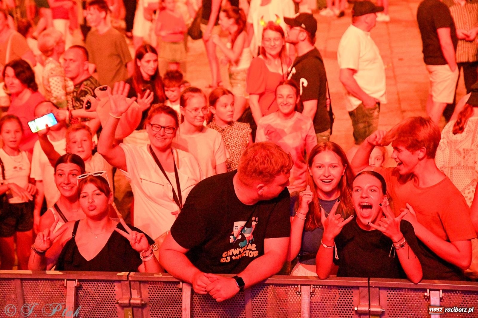 Zdjęcie w galerii na portalu naszraciborz.pl: Wielkie show Telewizji Polskiej w Raciborzu. Te gwiazdy rozgrzały publiczność wiadomości z regionu