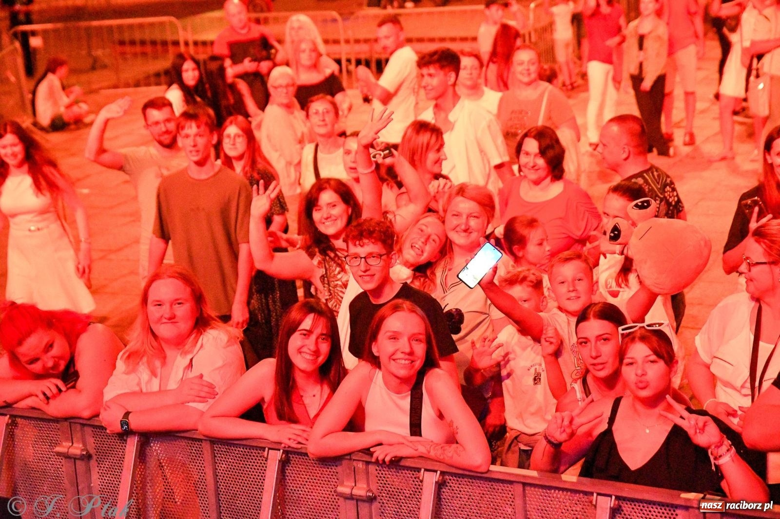 Zdjęcie w galerii na portalu naszraciborz.pl: Wielkie show Telewizji Polskiej w Raciborzu. Te gwiazdy rozgrzały publiczność wiadomości z regionu