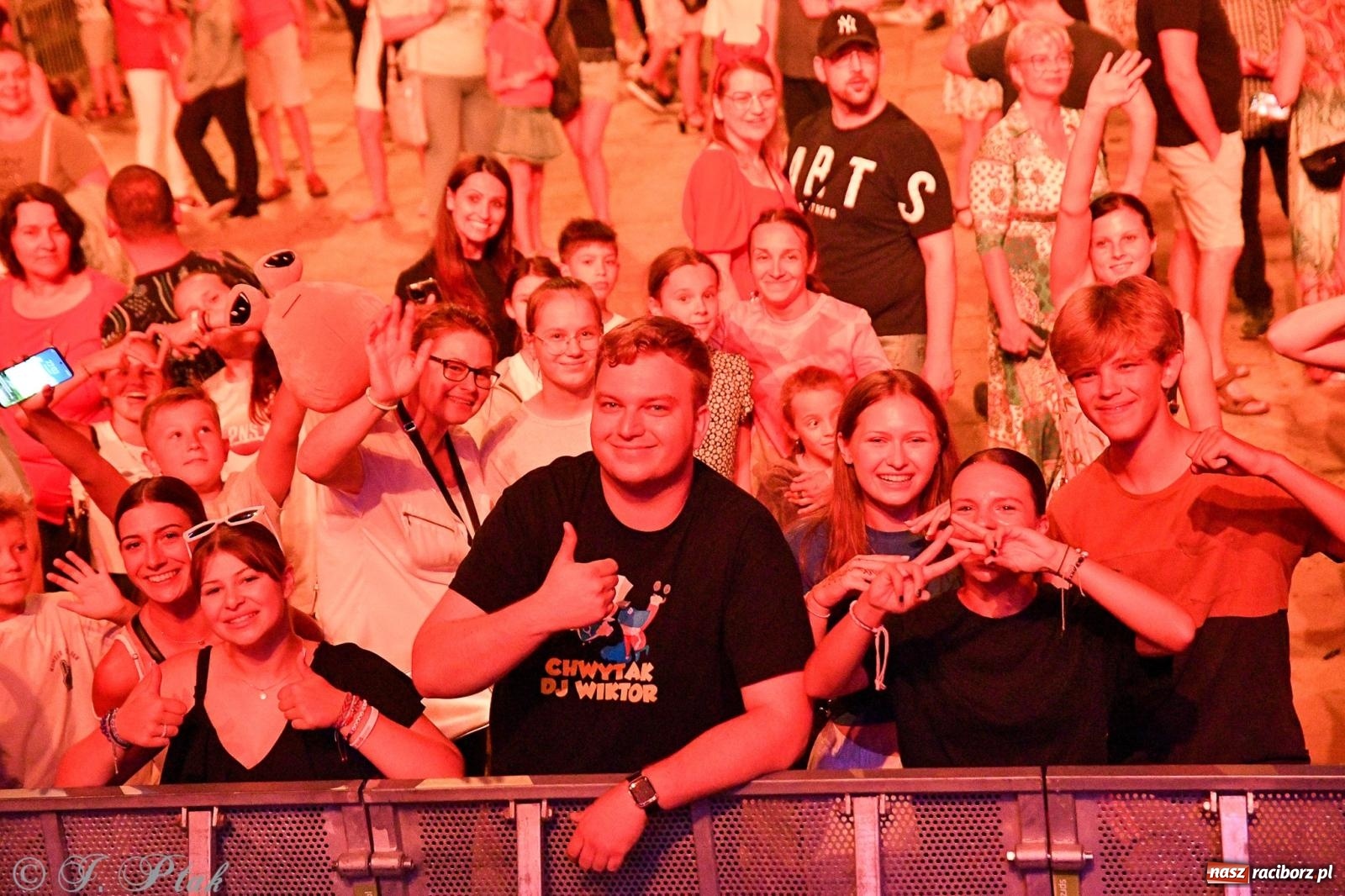 Zdjęcie w galerii na portalu naszraciborz.pl: Wielkie show Telewizji Polskiej w Raciborzu. Te gwiazdy rozgrzały publiczność wiadomości z regionu