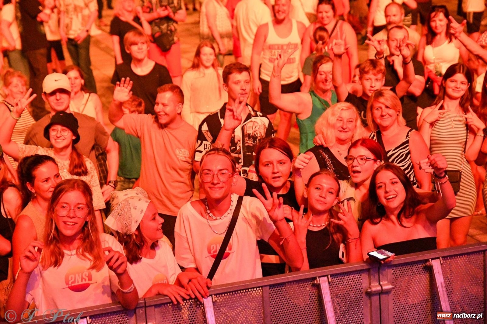 Zdjęcie w galerii na portalu naszraciborz.pl: Wielkie show Telewizji Polskiej w Raciborzu. Te gwiazdy rozgrzały publiczność wiadomości z regionu