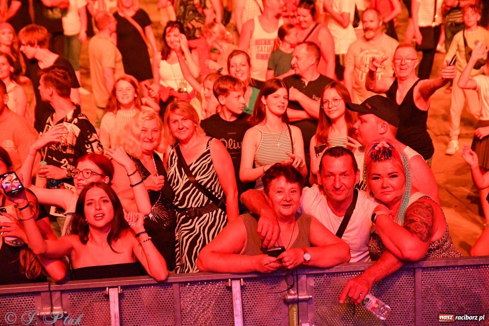 Zdjęcie w galerii na portalu naszraciborz.pl: Wielkie show Telewizji Polskiej w Raciborzu. Te gwiazdy rozgrzały publiczność wiadomości z regionu