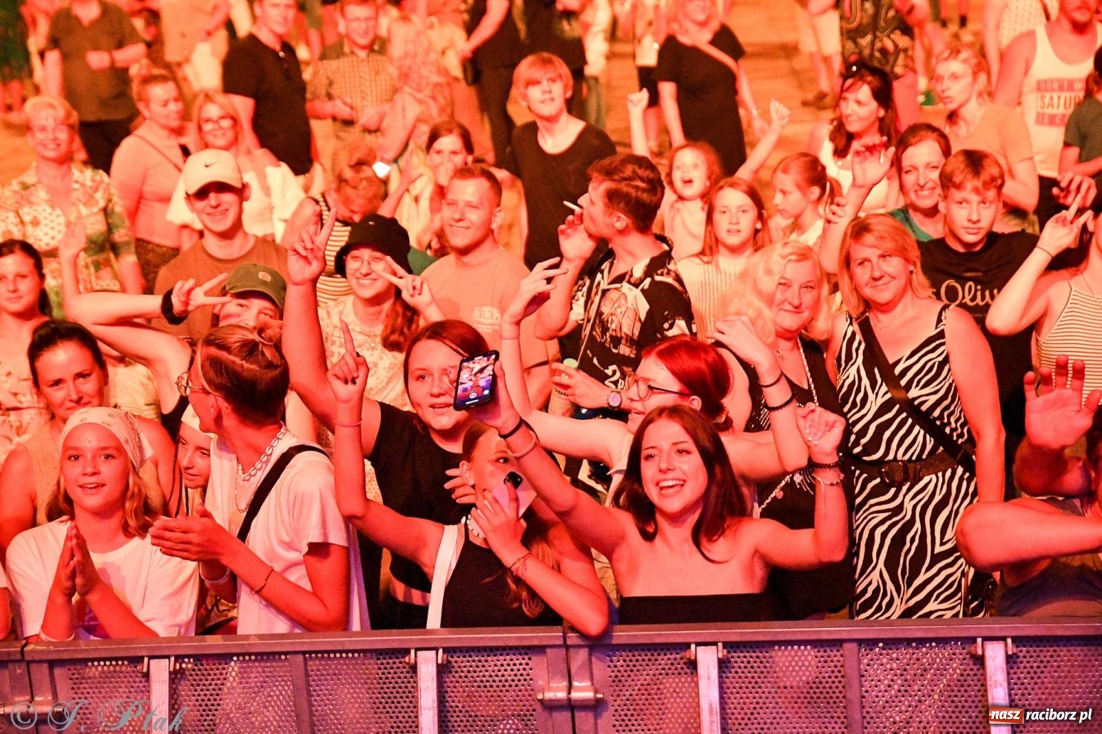 Zdjęcie w galerii na portalu naszraciborz.pl: Wielkie show Telewizji Polskiej w Raciborzu. Te gwiazdy rozgrzały publiczność wiadomości z regionu