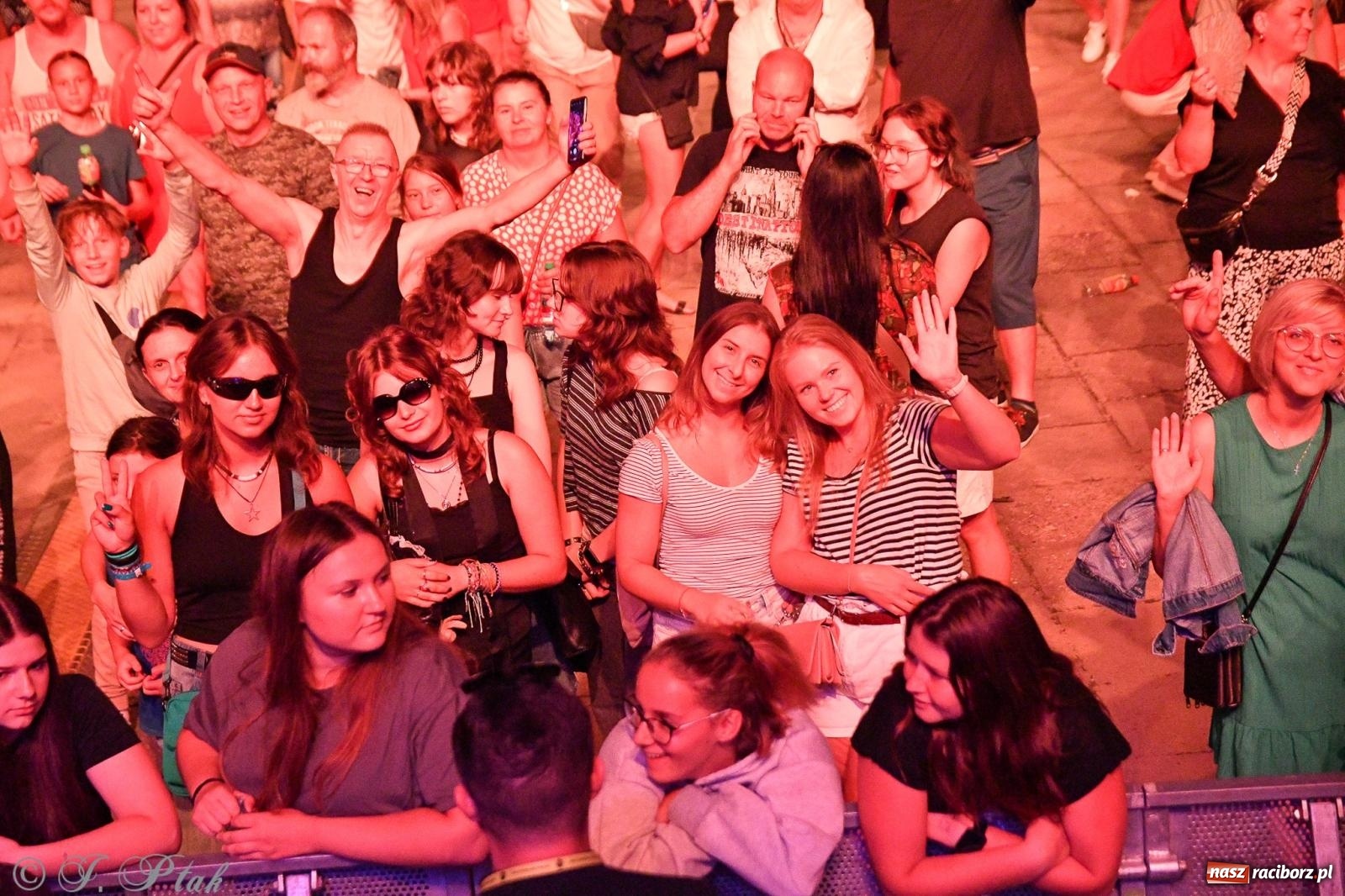 Zdjęcie w galerii na portalu naszraciborz.pl: Wielkie show Telewizji Polskiej w Raciborzu. Te gwiazdy rozgrzały publiczność wiadomości z regionu