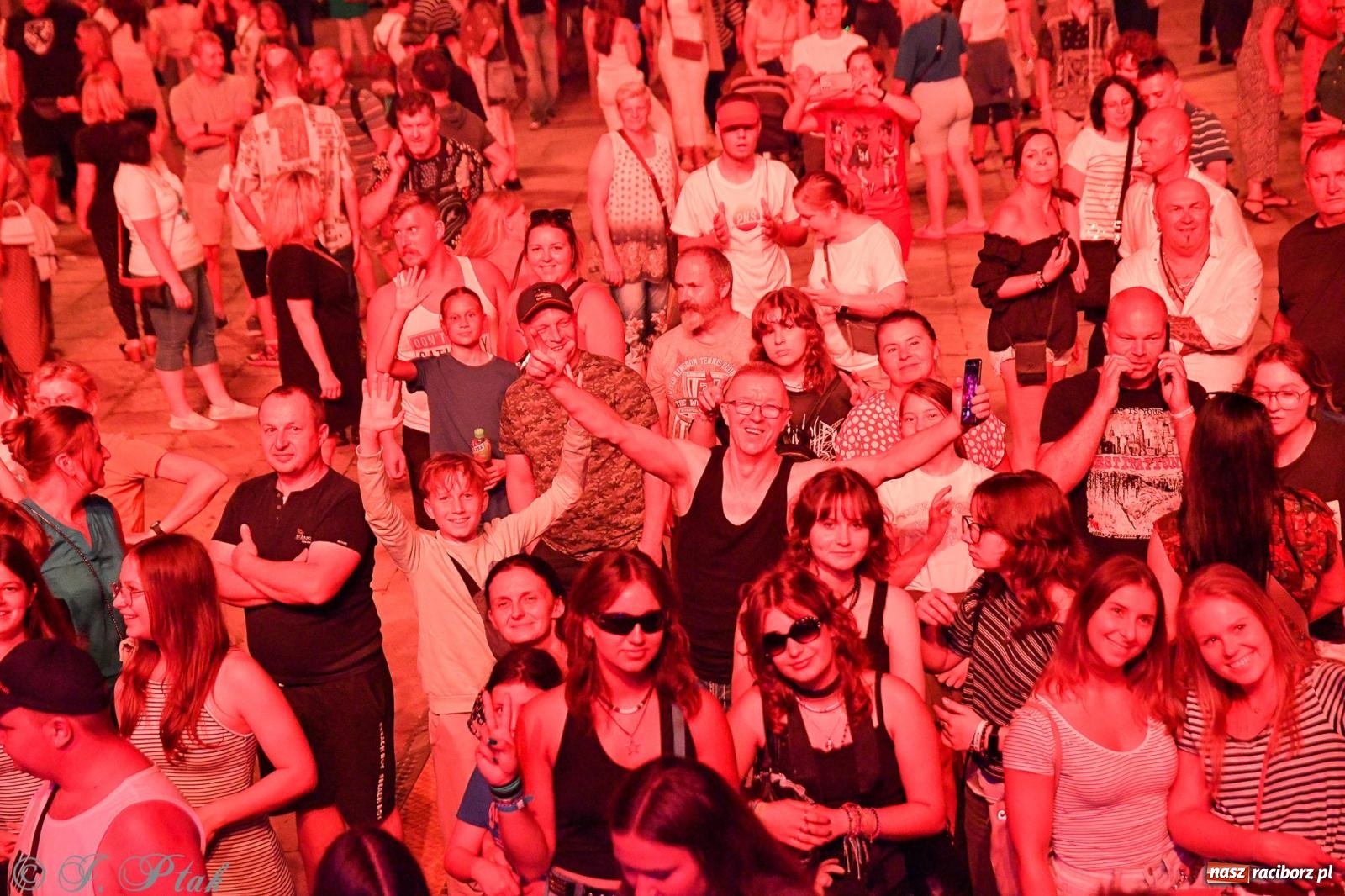 Zdjęcie w galerii na portalu naszraciborz.pl: Wielkie show Telewizji Polskiej w Raciborzu. Te gwiazdy rozgrzały publiczność wiadomości z regionu