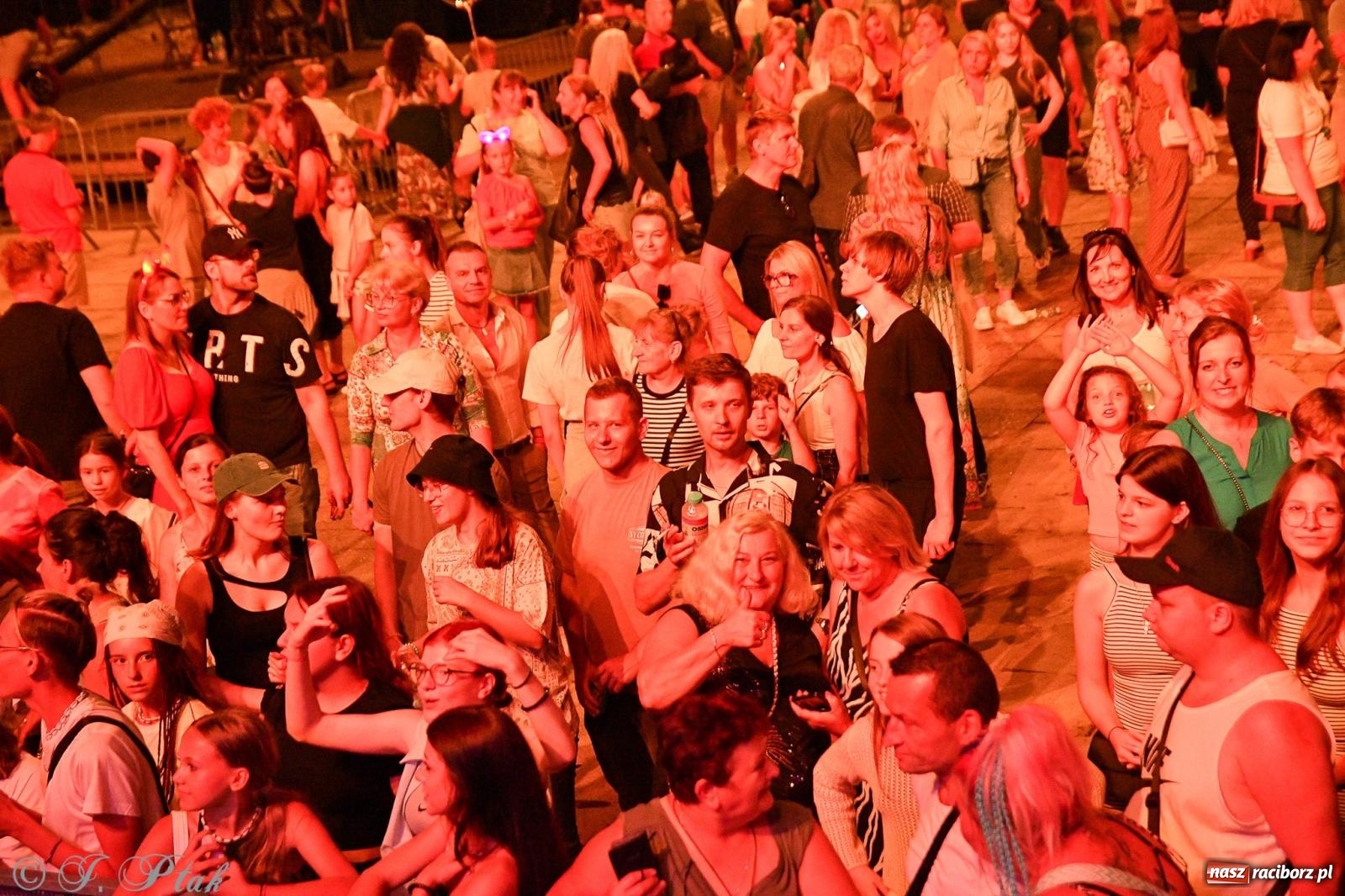 Zdjęcie w galerii na portalu naszraciborz.pl: Wielkie show Telewizji Polskiej w Raciborzu. Te gwiazdy rozgrzały publiczność wiadomości z regionu