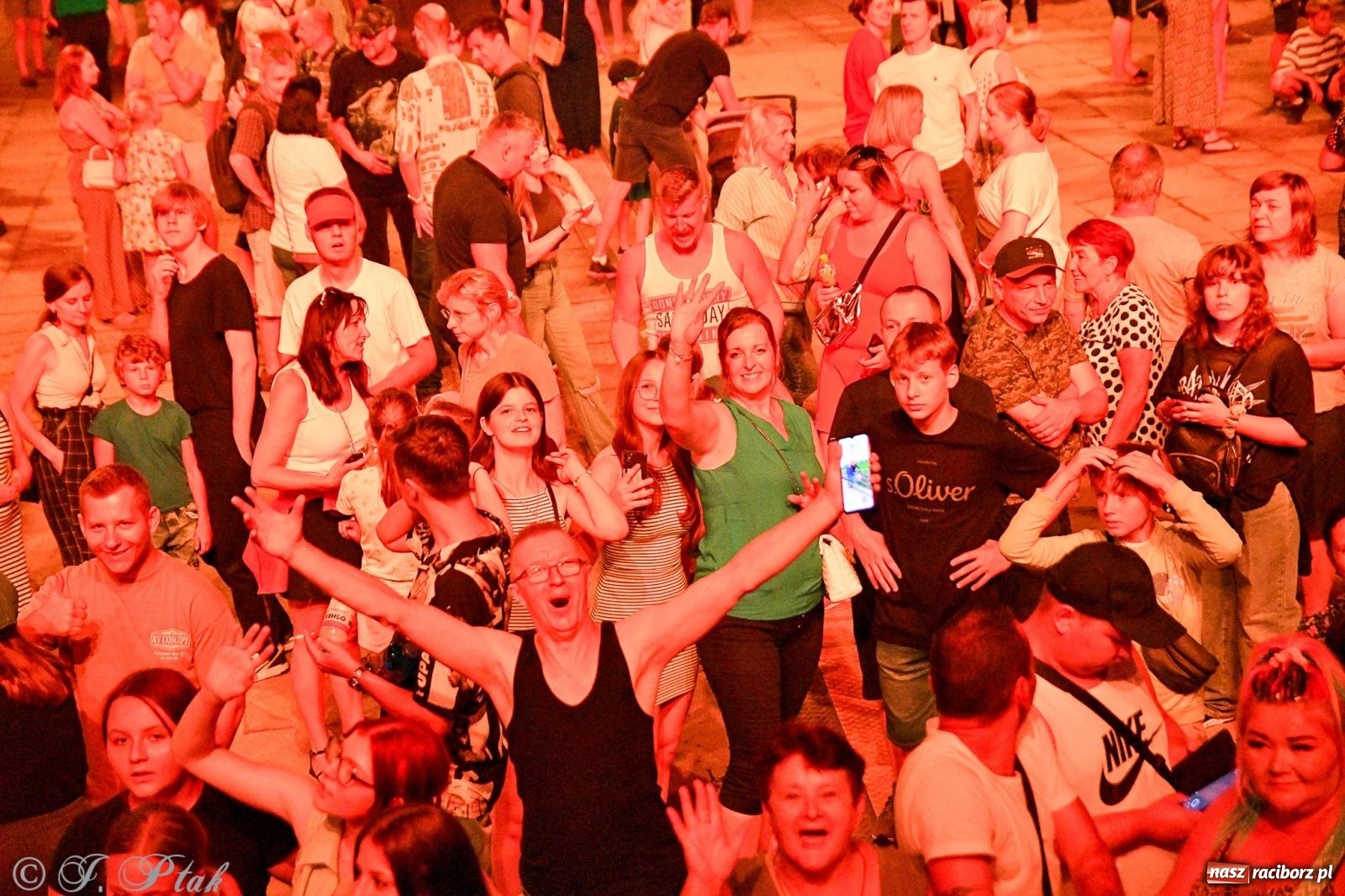 Zdjęcie w galerii na portalu naszraciborz.pl: Wielkie show Telewizji Polskiej w Raciborzu. Te gwiazdy rozgrzały publiczność wiadomości z regionu