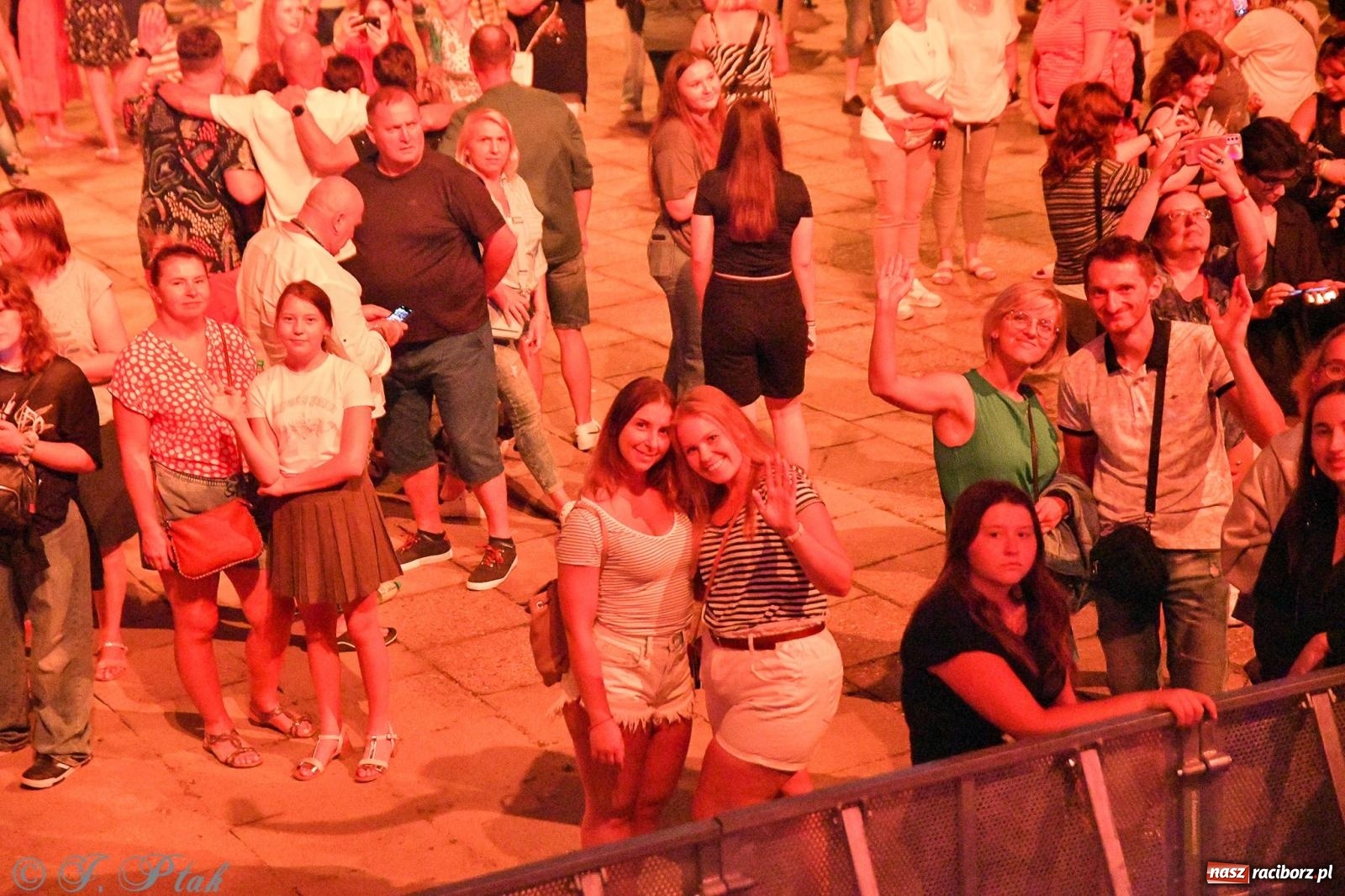 Zdjęcie w galerii na portalu naszraciborz.pl: Wielkie show Telewizji Polskiej w Raciborzu. Te gwiazdy rozgrzały publiczność wiadomości z regionu